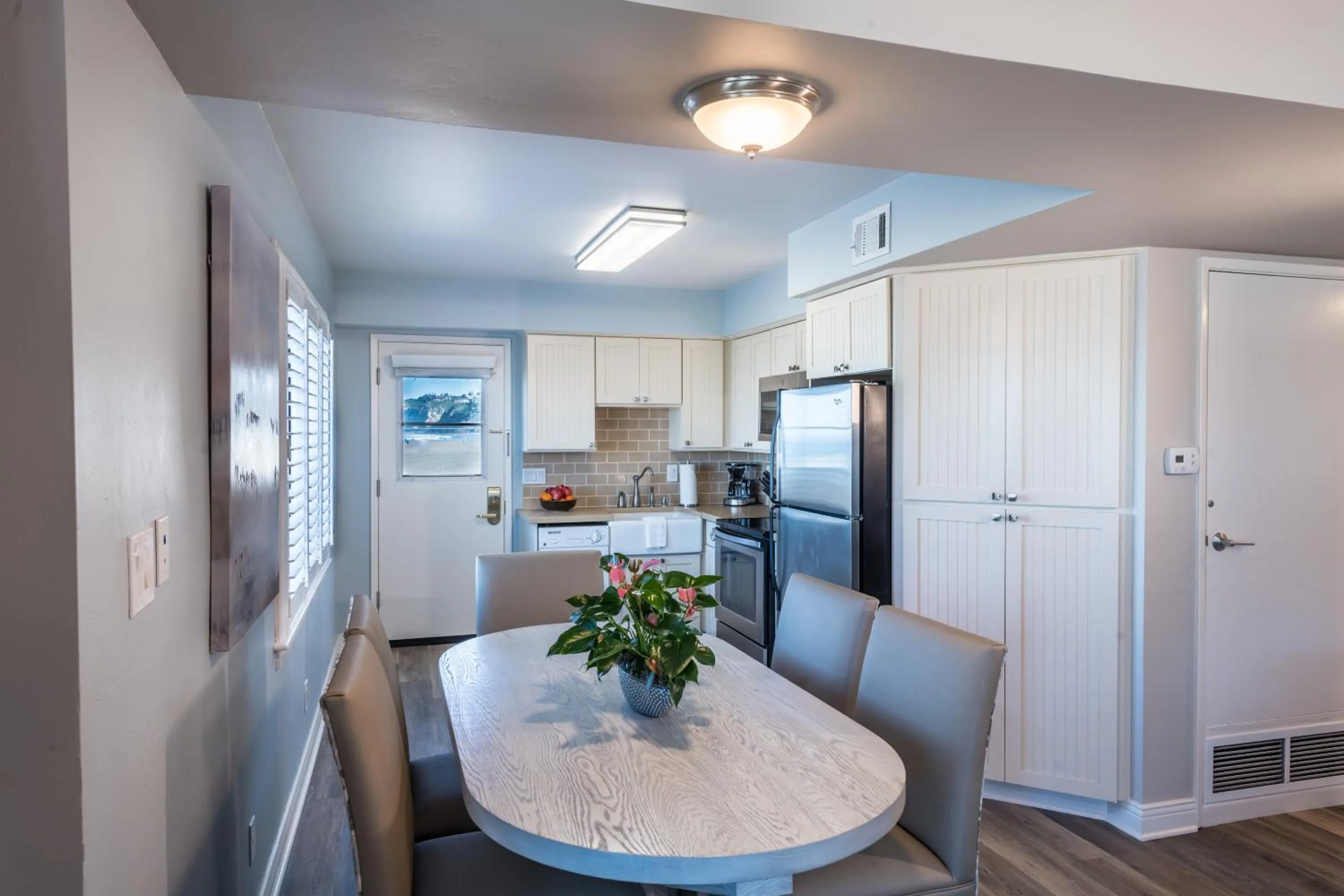 Kitchen or kitchenette in La Jolla Beach & Tennis Club