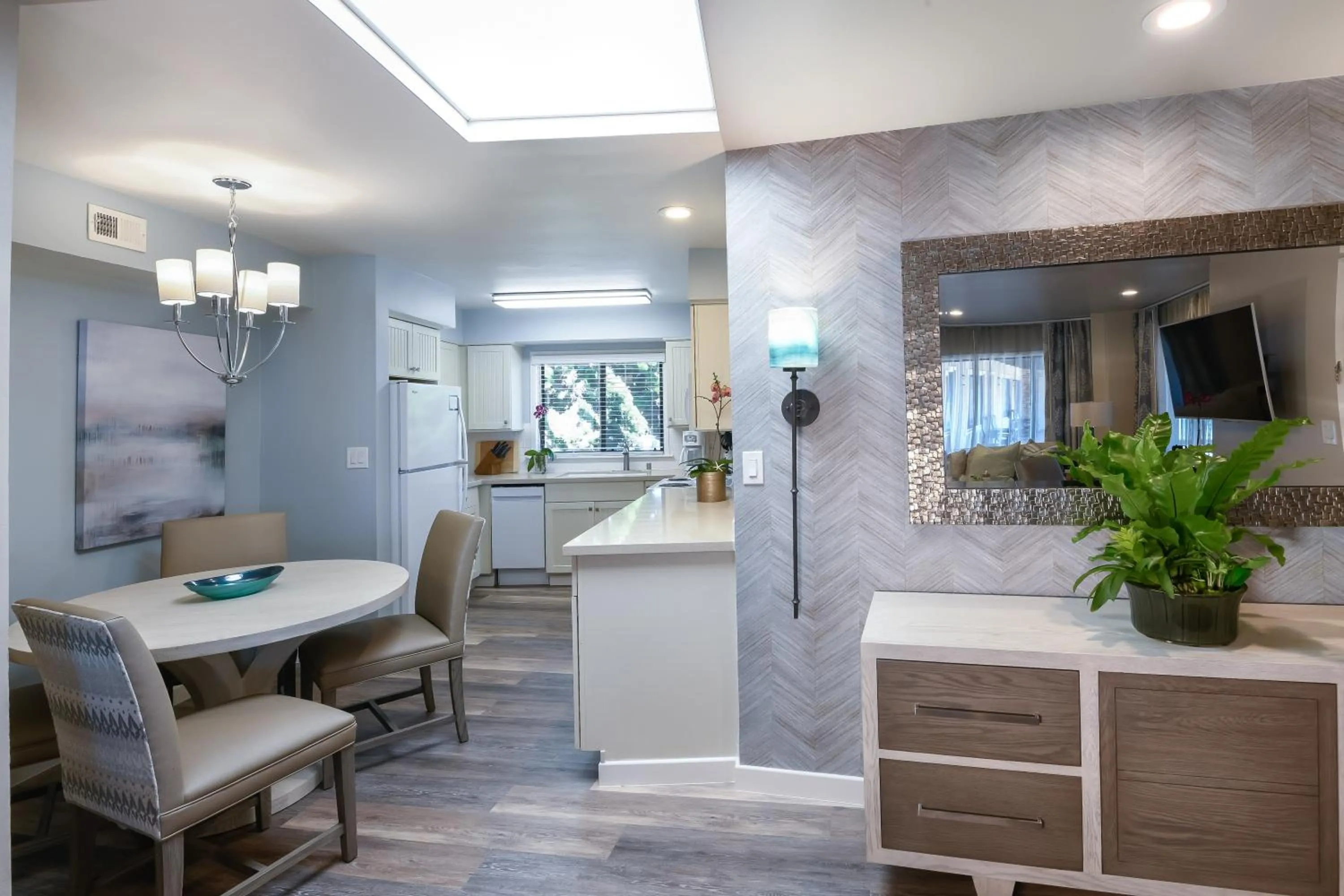 Kitchen or kitchenette in La Jolla Beach & Tennis Club