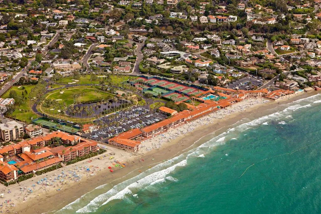 Property building in La Jolla Beach & Tennis Club