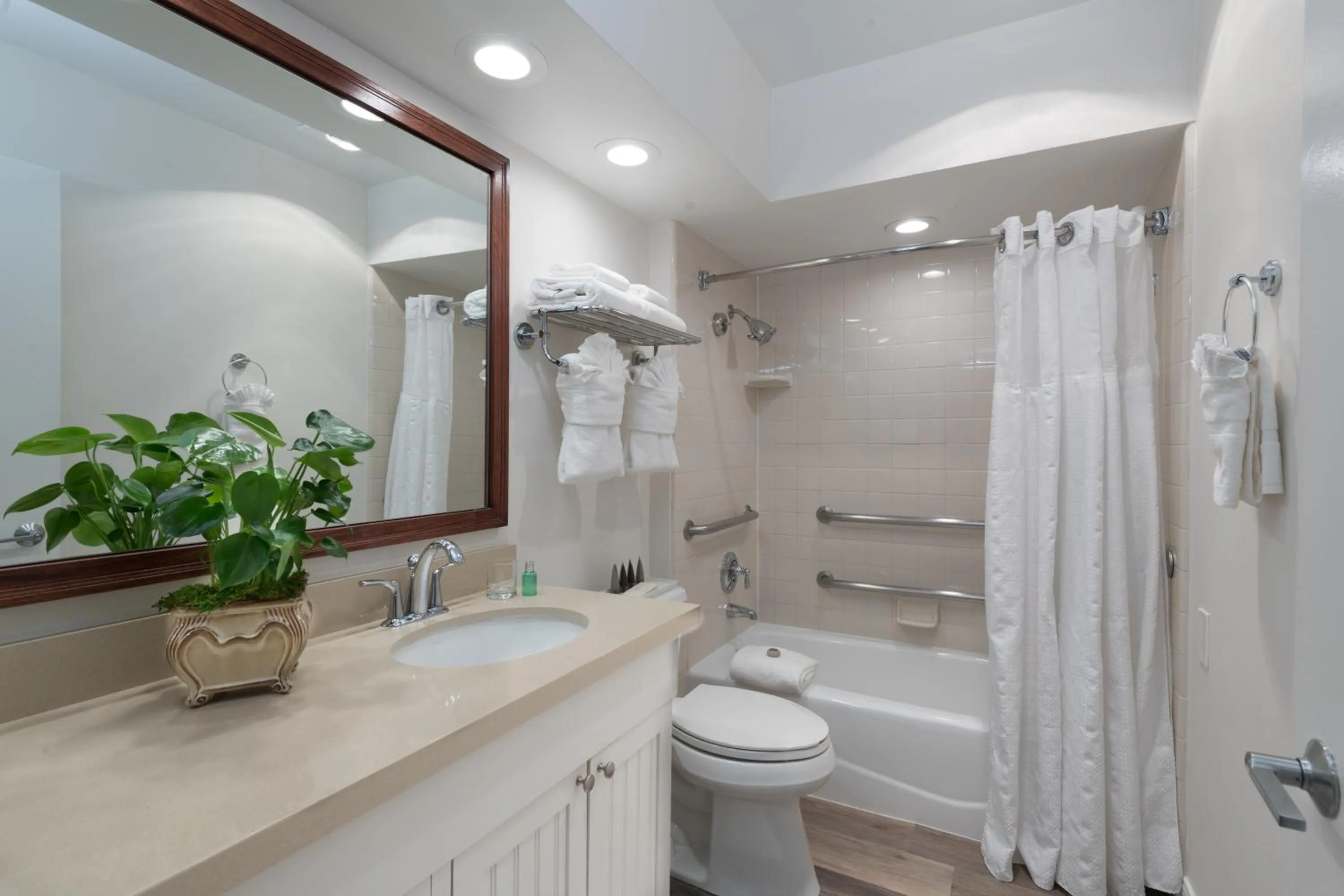 Bathroom in La Jolla Beach & Tennis Club