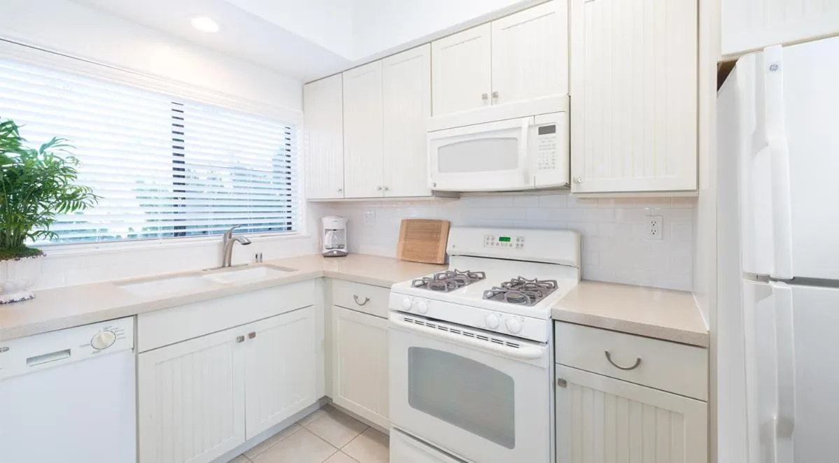 Kitchen or kitchenette in La Jolla Beach & Tennis Club
