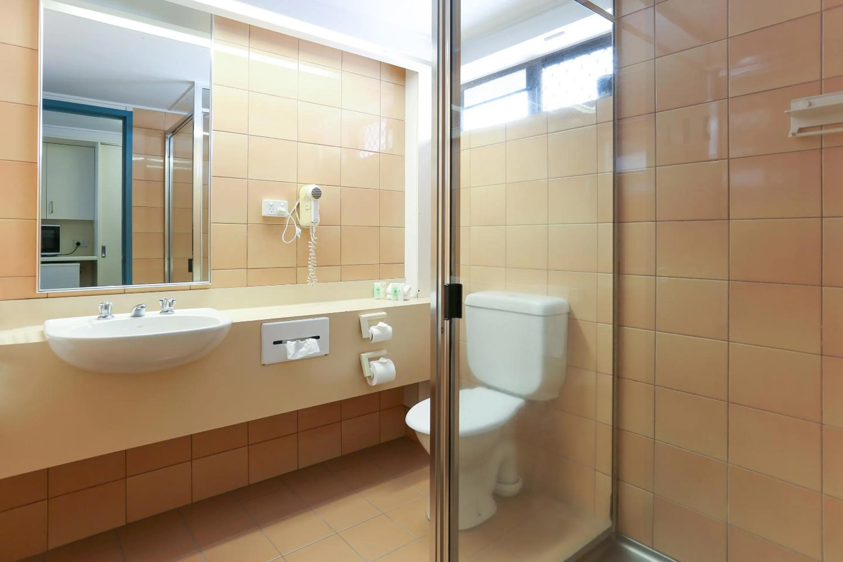 Bathroom in Reef Resort Motel