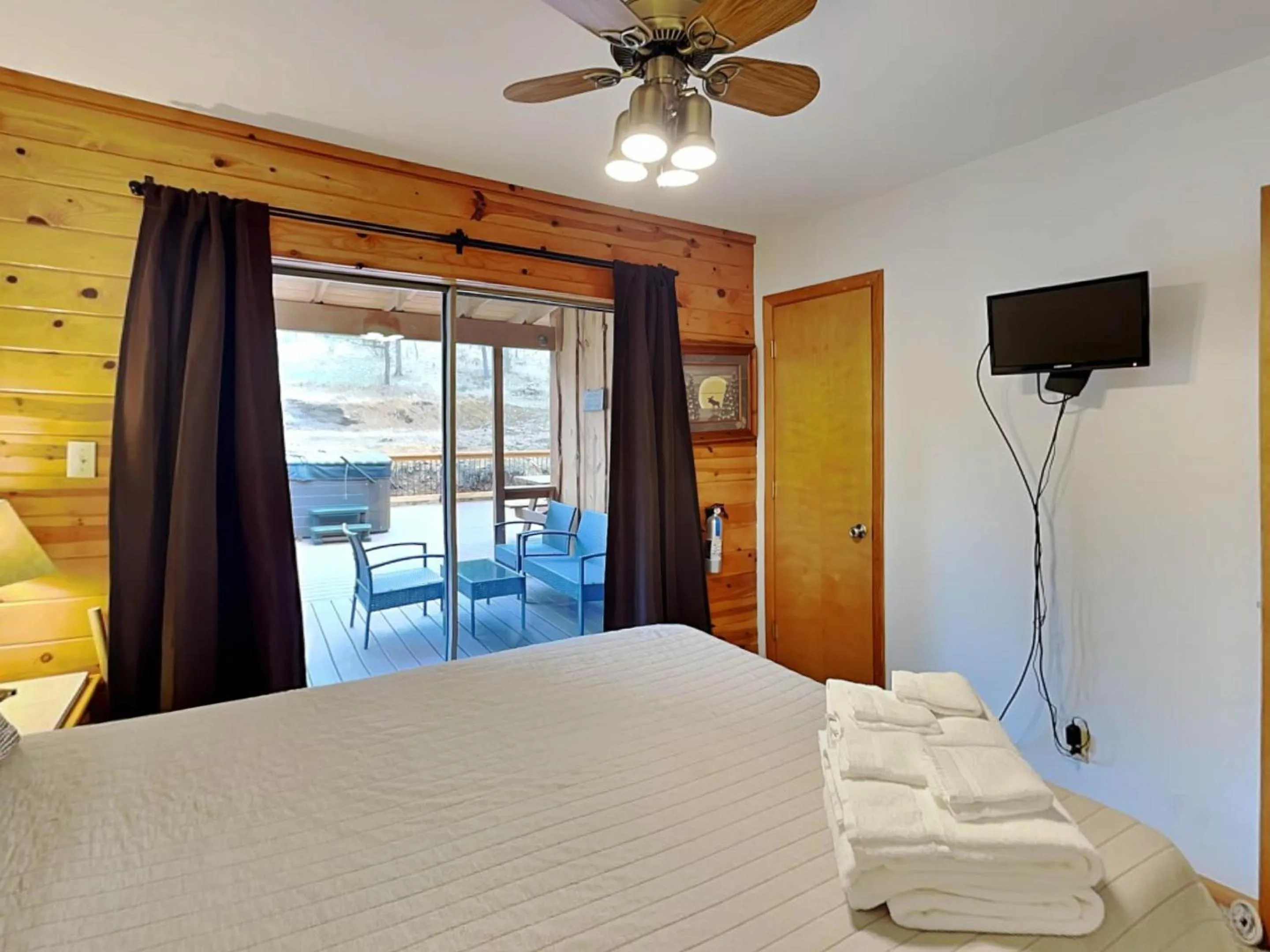 Property building, Bed in Moose Manor