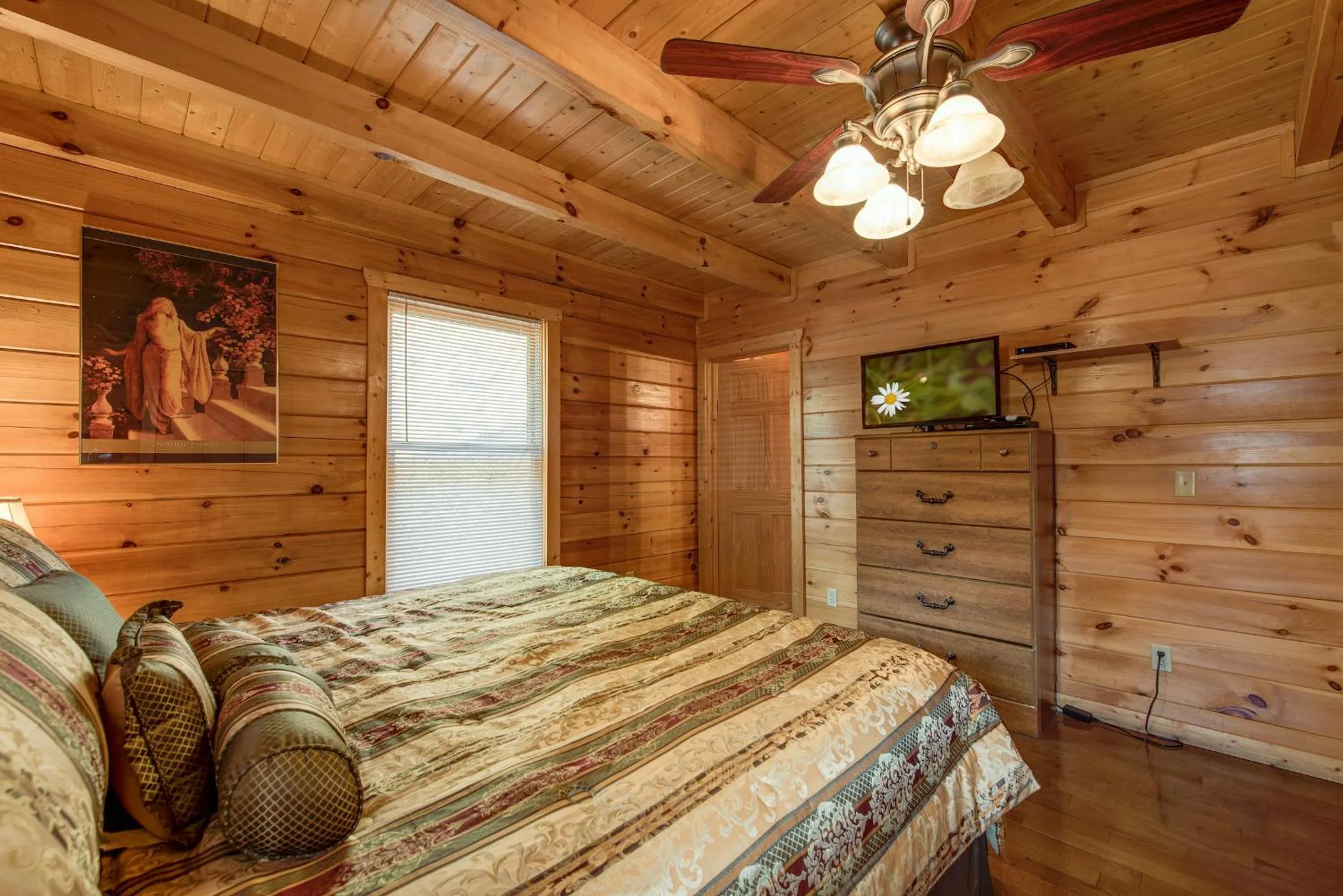 Bedroom, Bed in Take It Easy