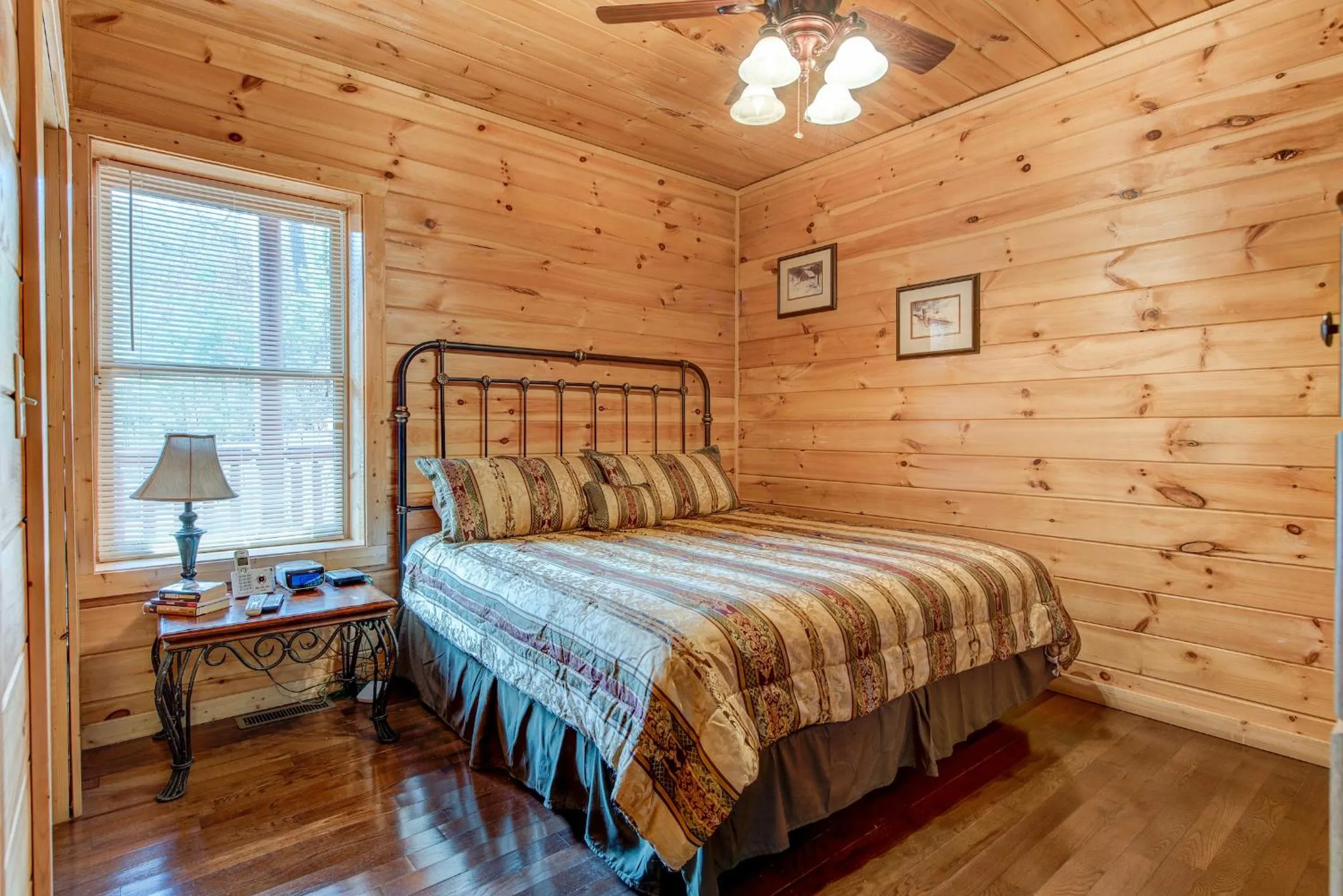 Bedroom, Bed in Take It Easy