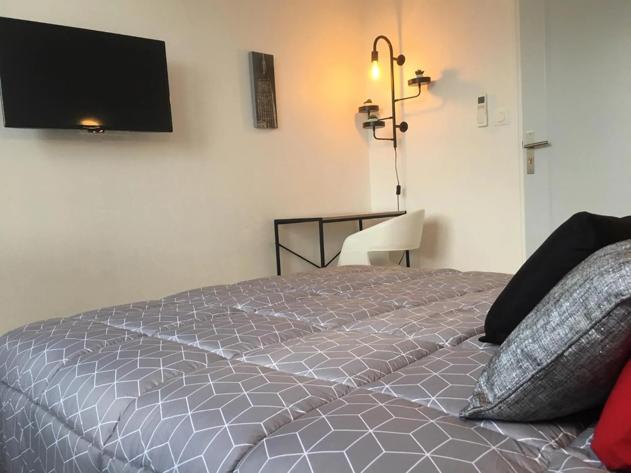 Photo of the whole room, Bed in MAISON MIGNARDISE - Cité