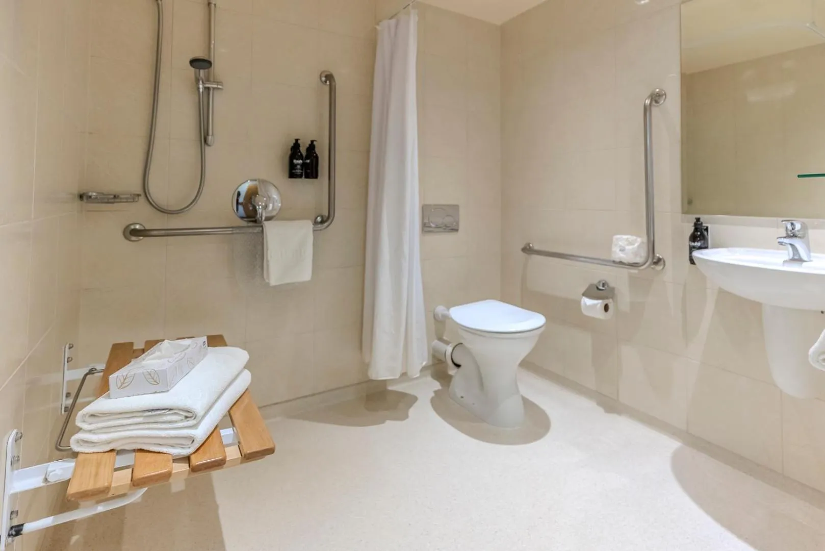 Bath in Kingsgate Hotel Te Anau