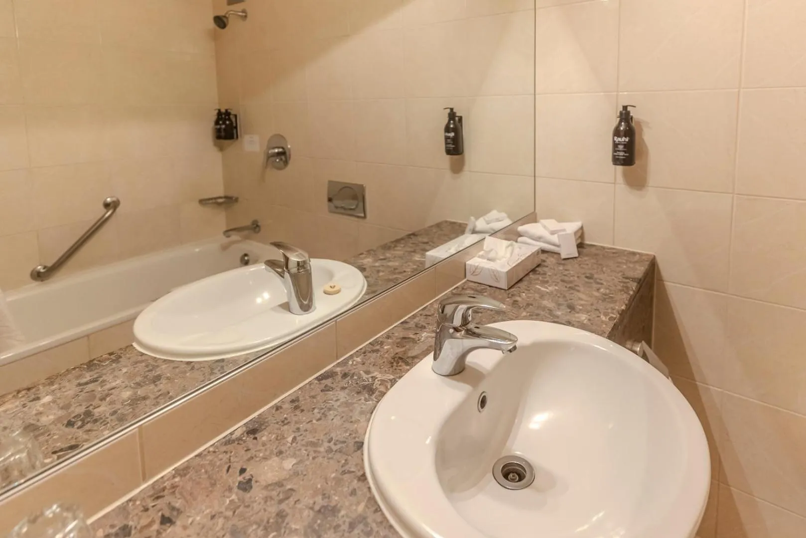 Bathroom in Kingsgate Hotel Te Anau