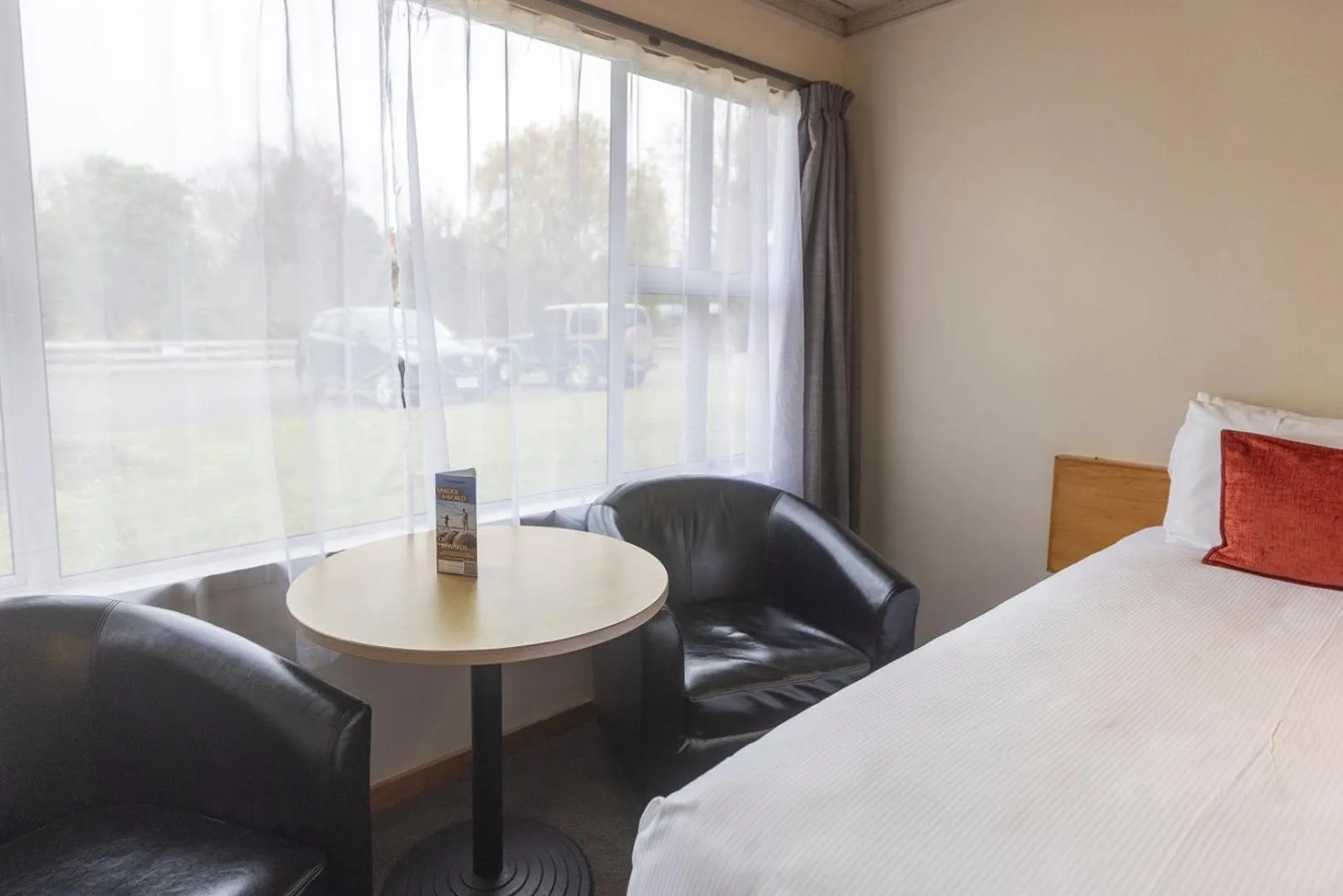 Bed in Kingsgate Hotel Te Anau
