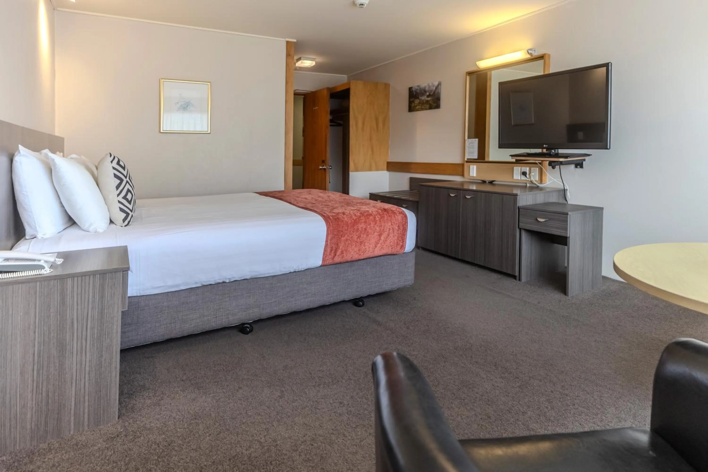 TV and multimedia, Bed in Kingsgate Hotel Te Anau