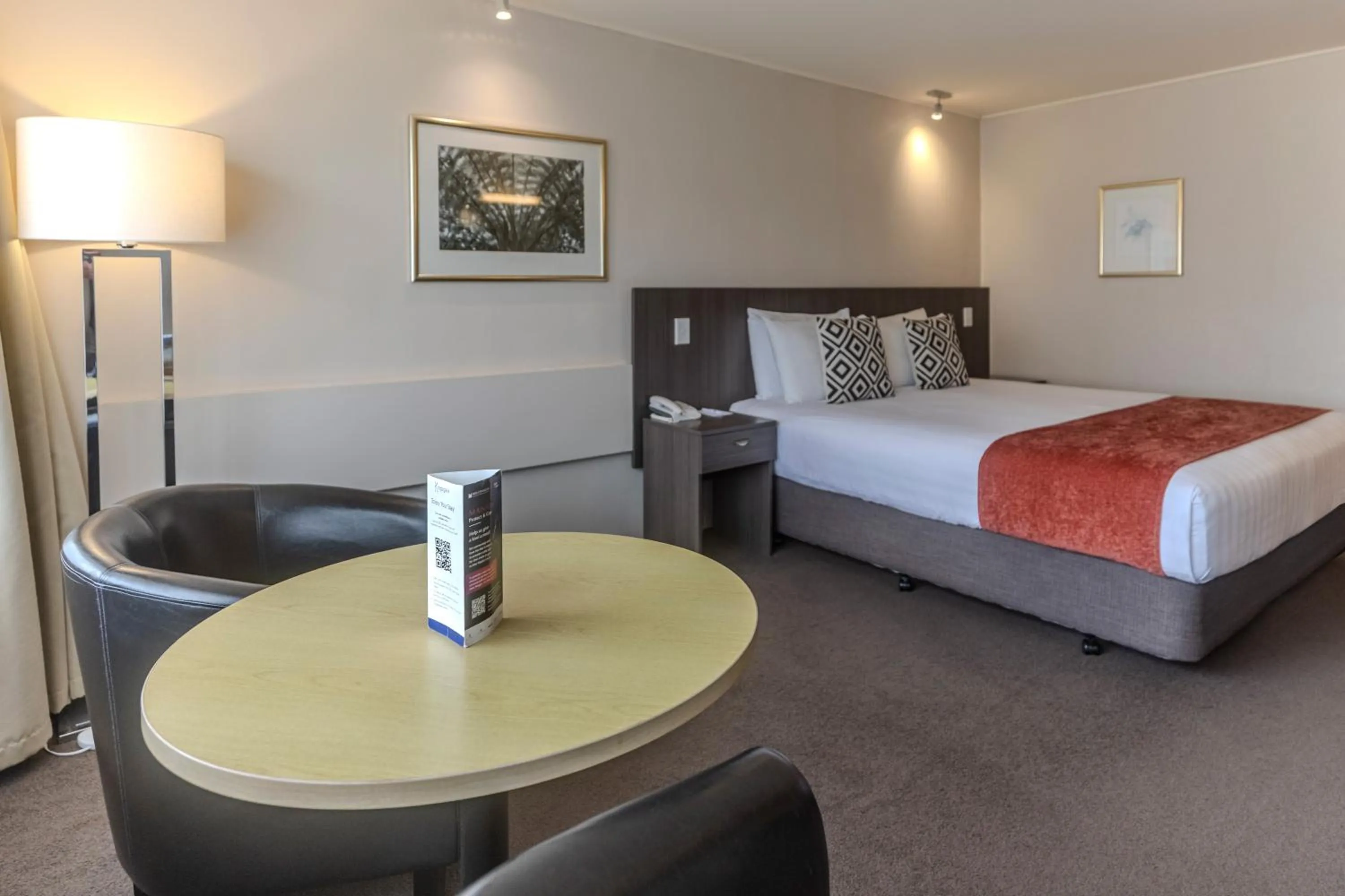 Bed in Kingsgate Hotel Te Anau