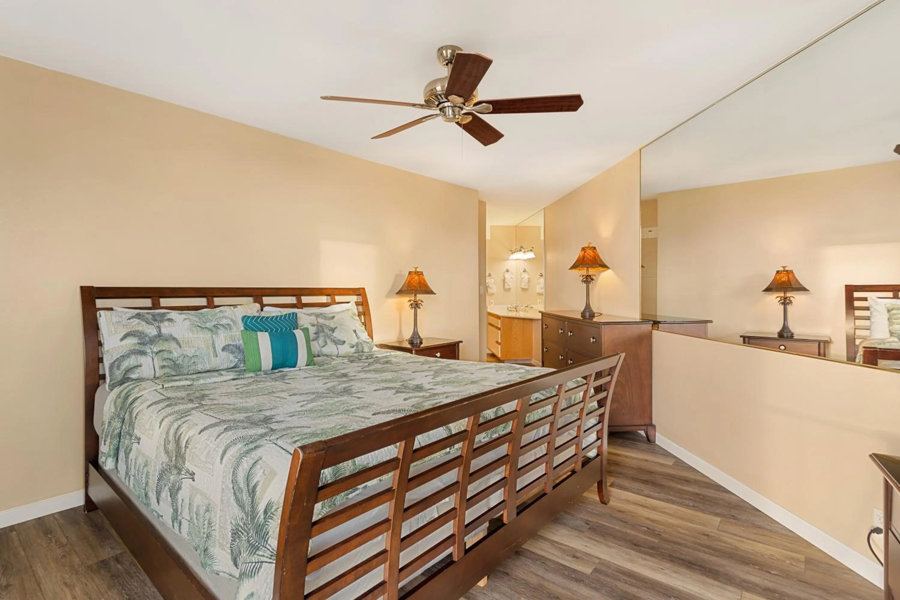 Property building, Bed in Kauhale Makai 535