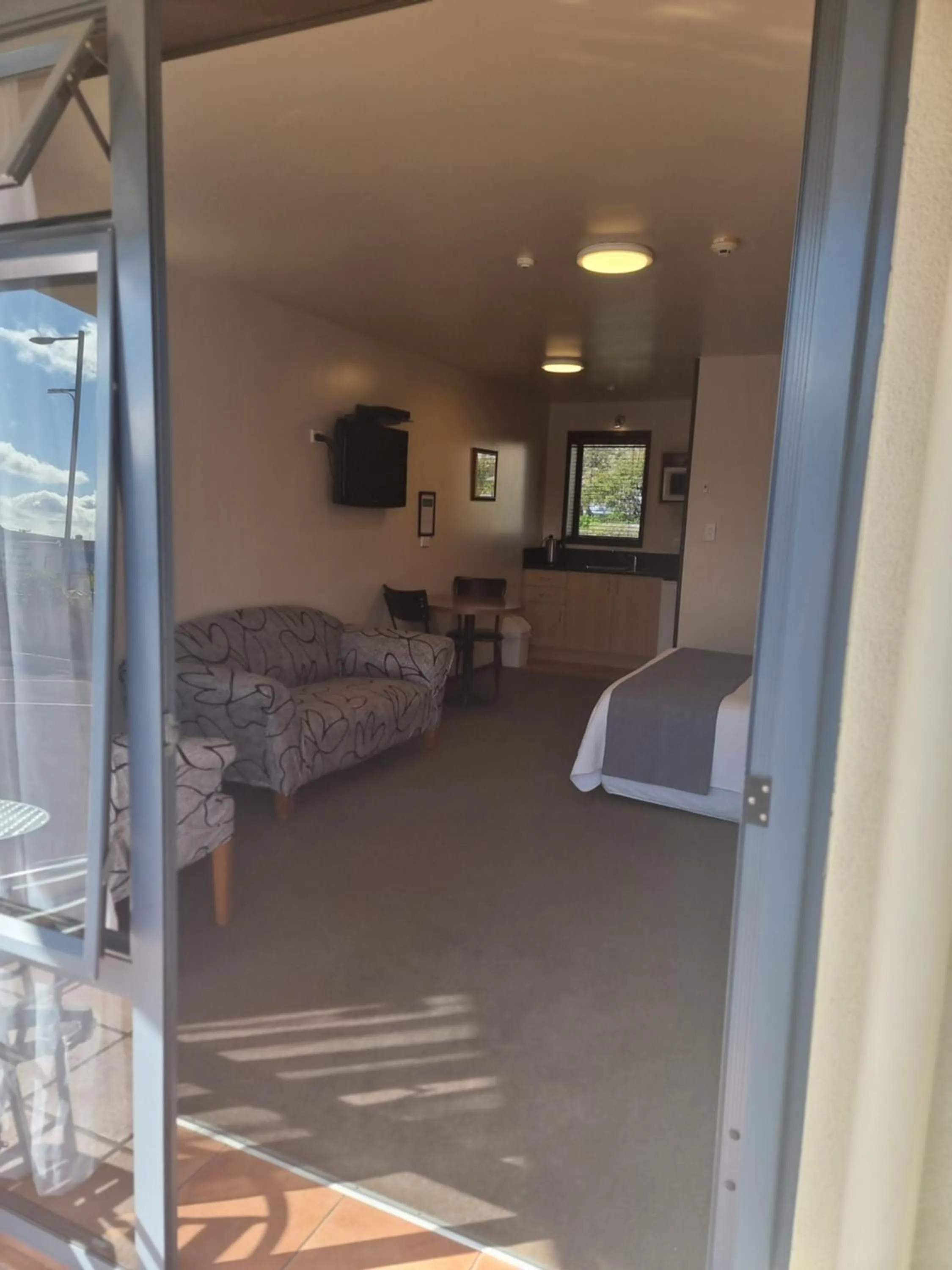 Photo of the whole room in Broadway Motel