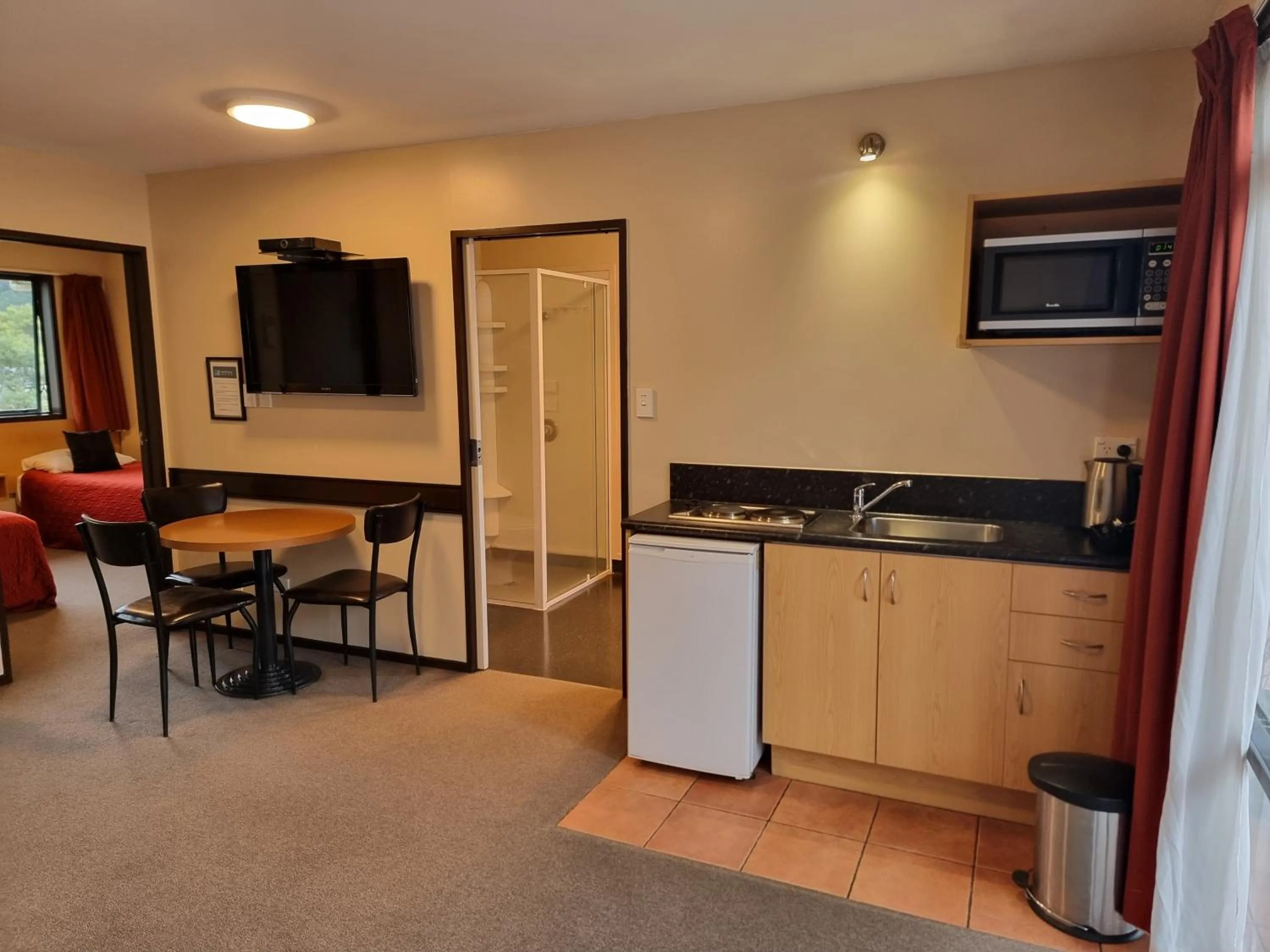 Kitchen or kitchenette in Broadway Motel