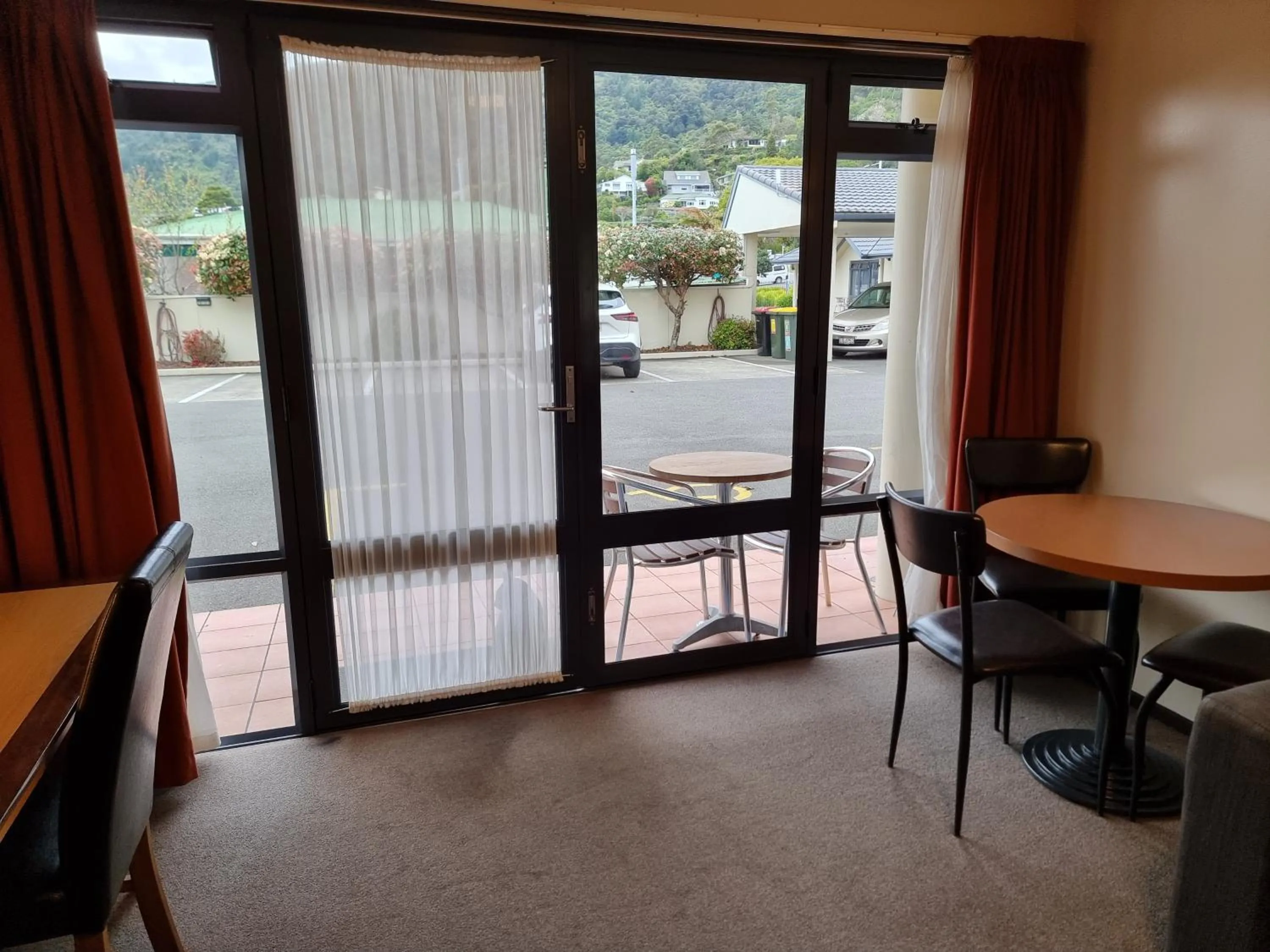 Inner courtyard view in Broadway Motel