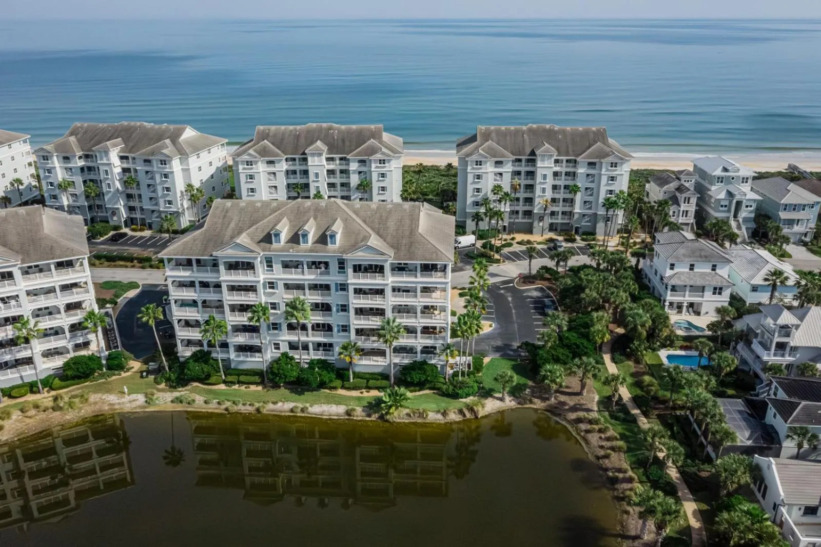 Property building in 933 Cinnamon Beach