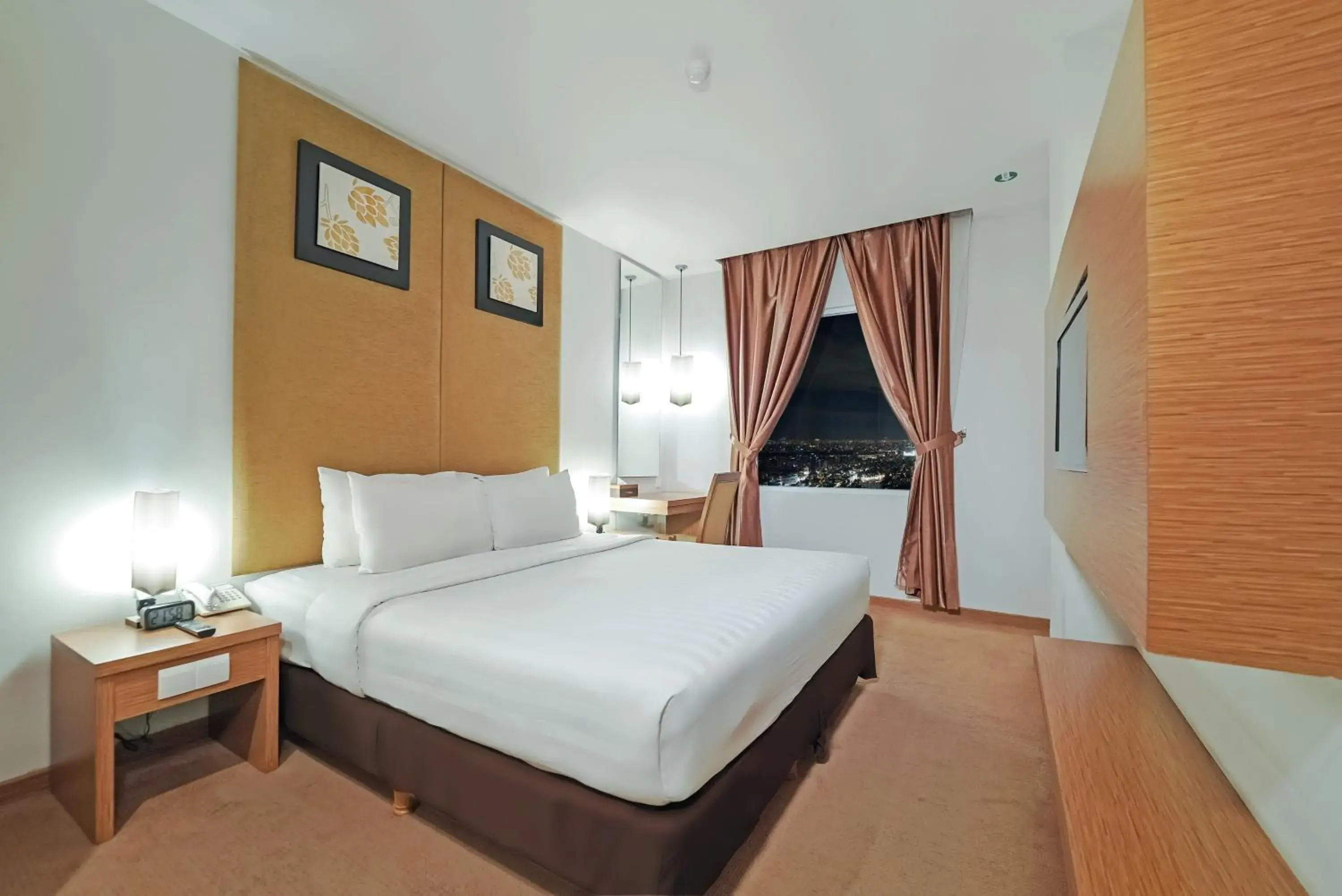 Deluxe Queen Room in Grand Tjokro Yogyakarta Deluxe Queen Room in Grand Tjokro Yogyakarta