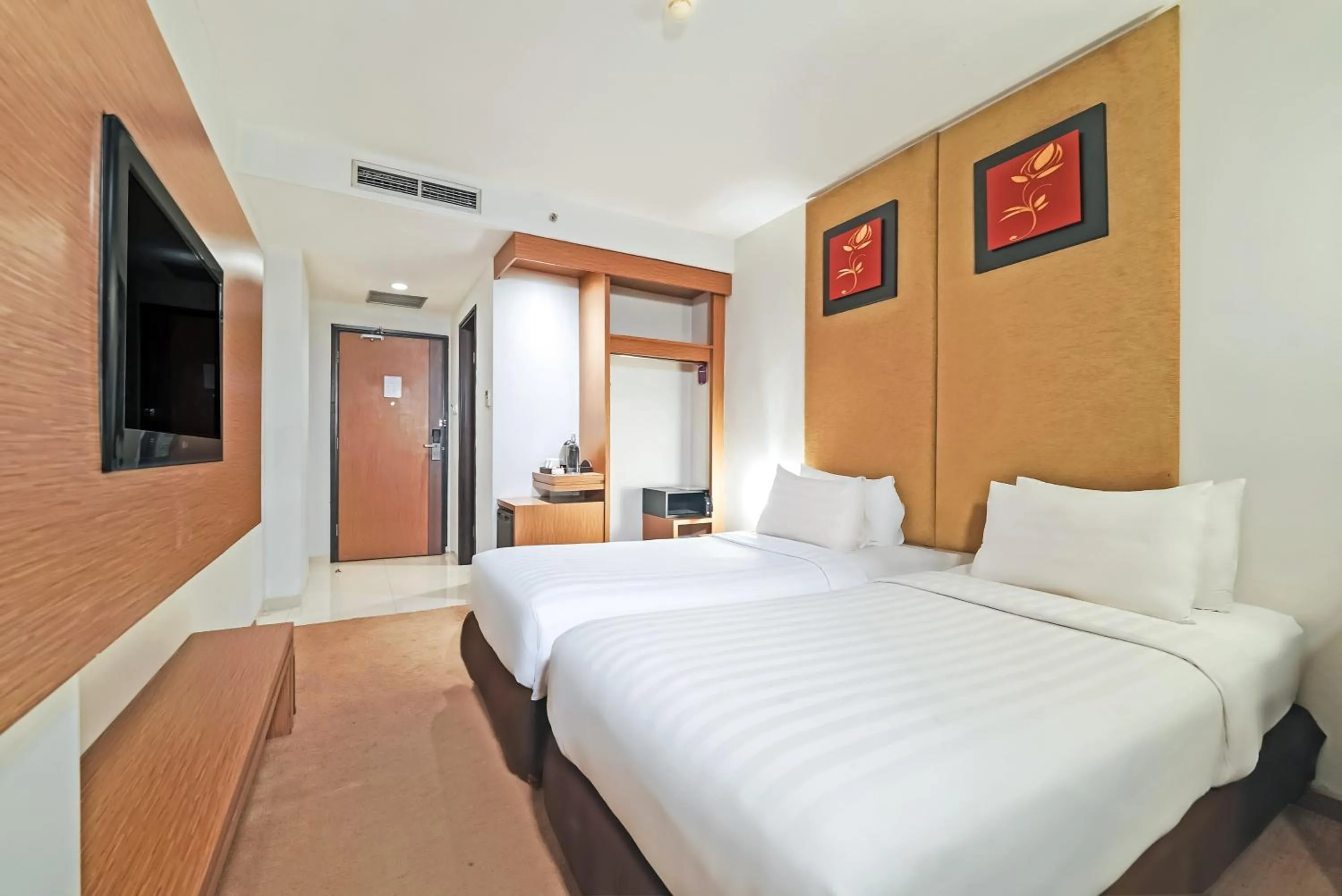 Bed in Grand Tjokro Yogyakarta