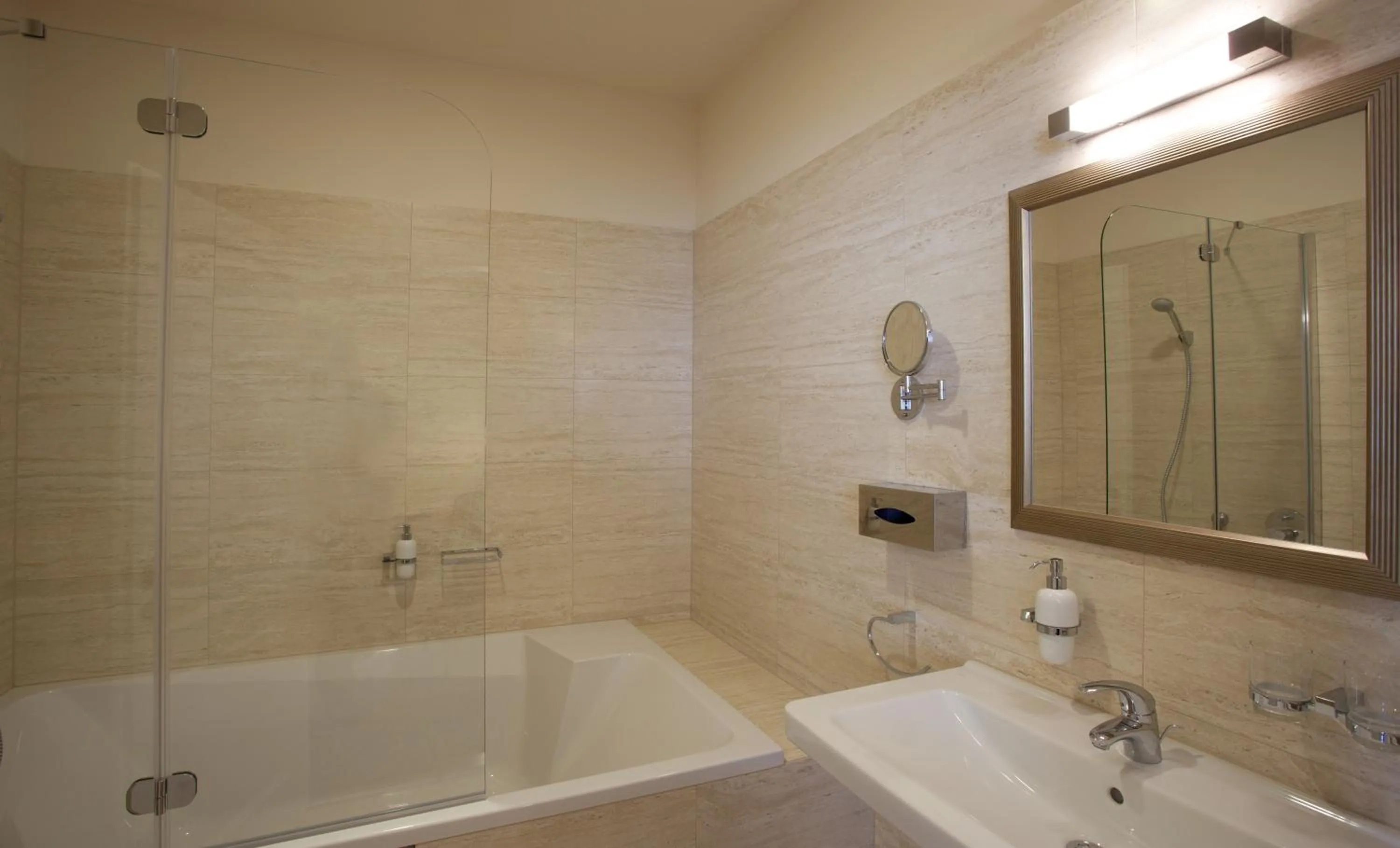 Bathroom in Barokk Hotel Promenád