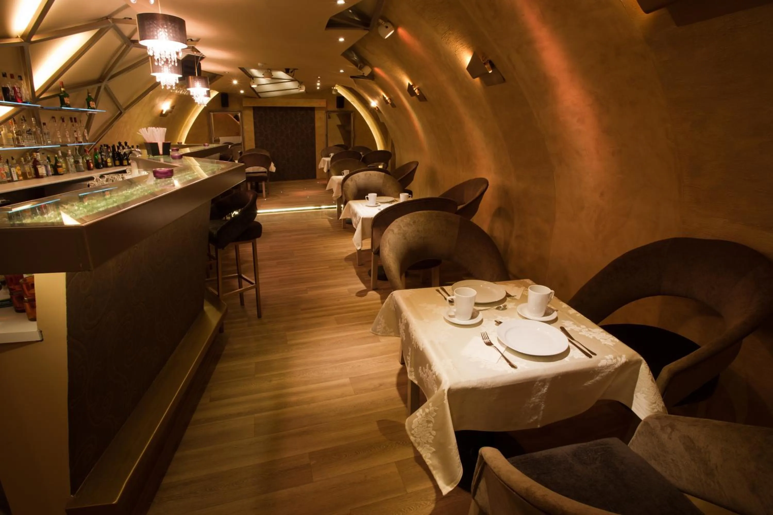 Restaurant/places to eat in Barokk Hotel Promenád