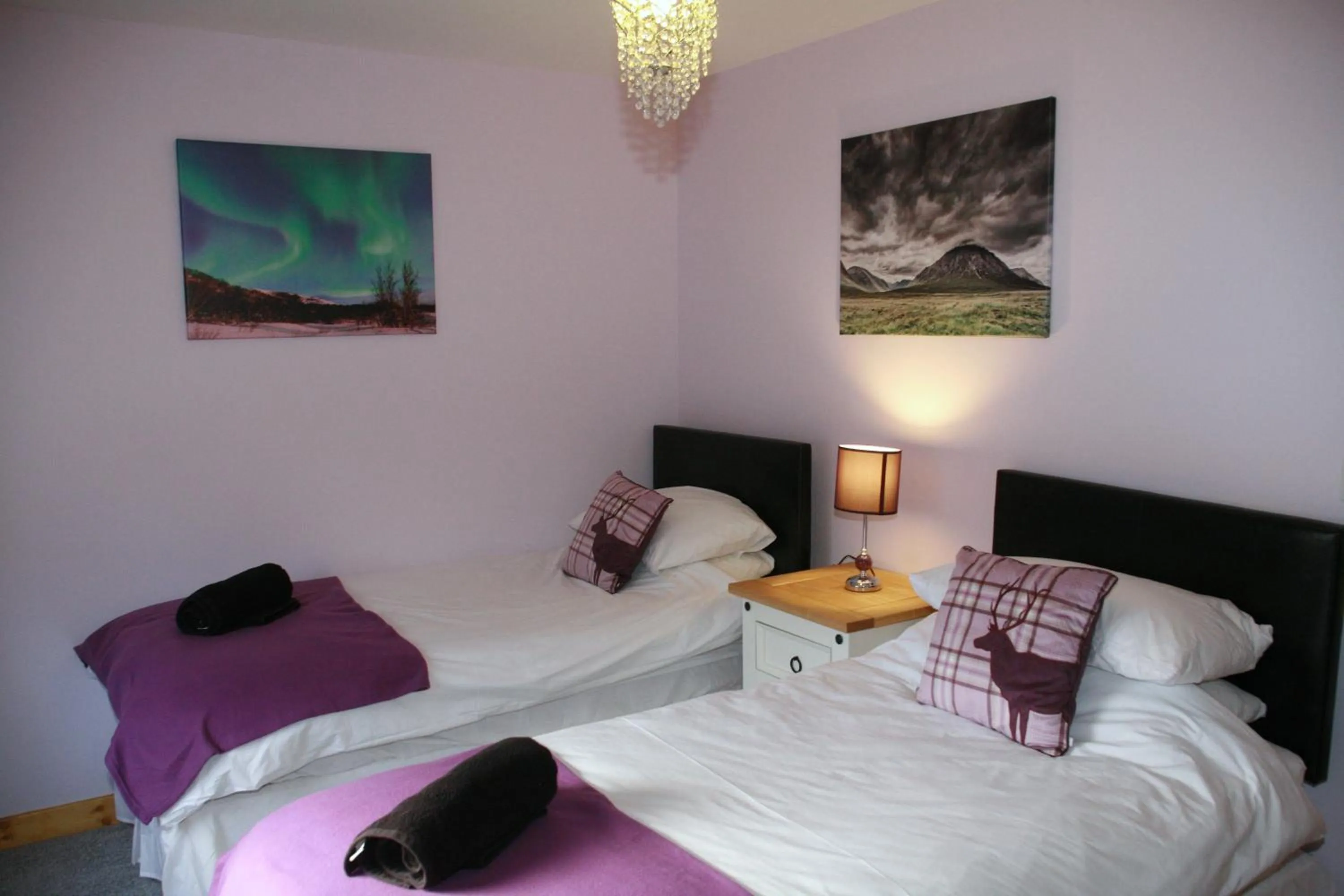 Shower, Bed in Glenlochy Nevis Bridge Apartments