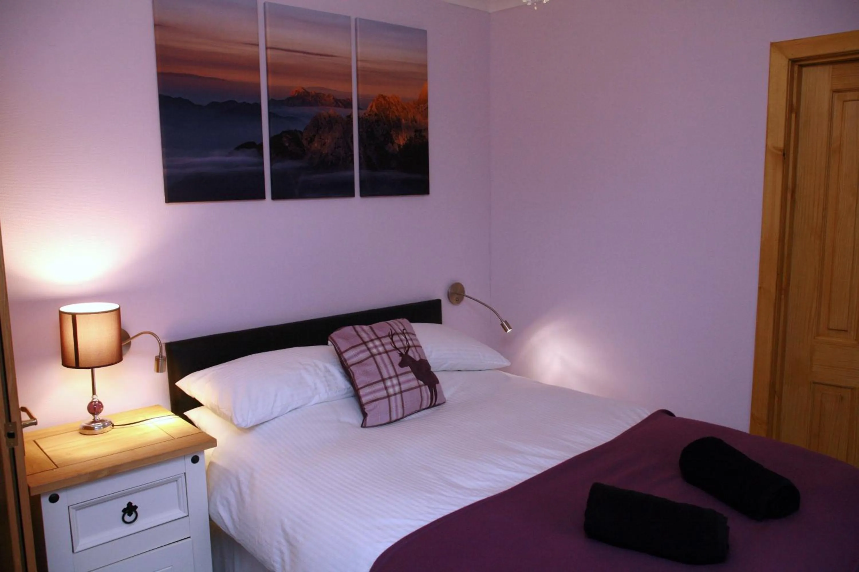 Shower, Bed in Glenlochy Nevis Bridge Apartments