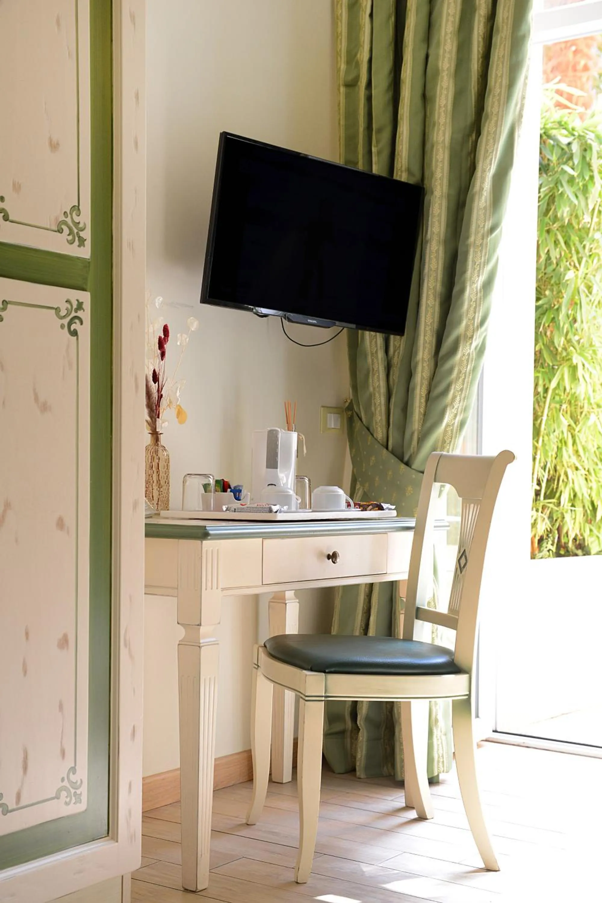 TV and multimedia in Hotel Borgo Antico