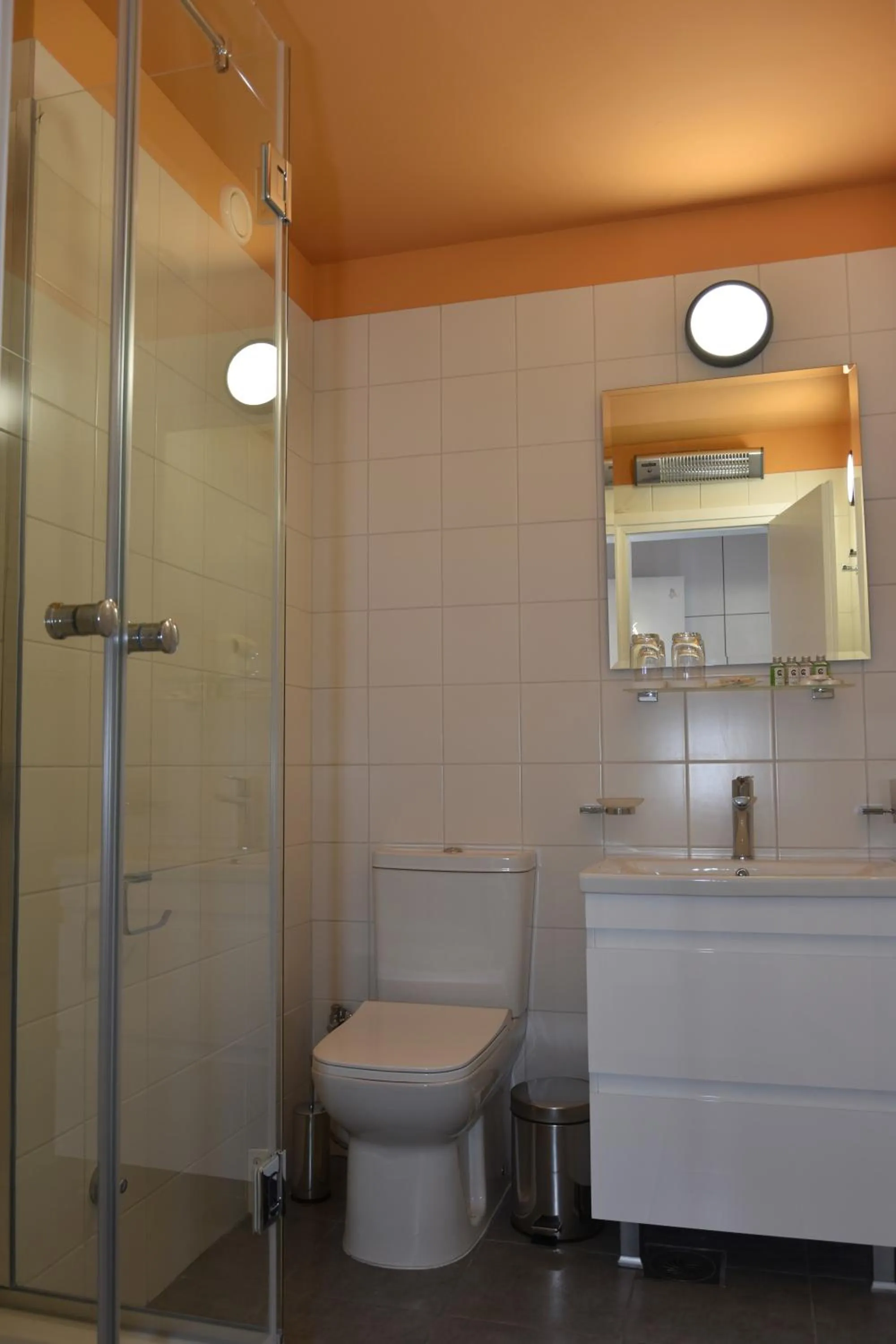 Shower in Osten Art Hotel