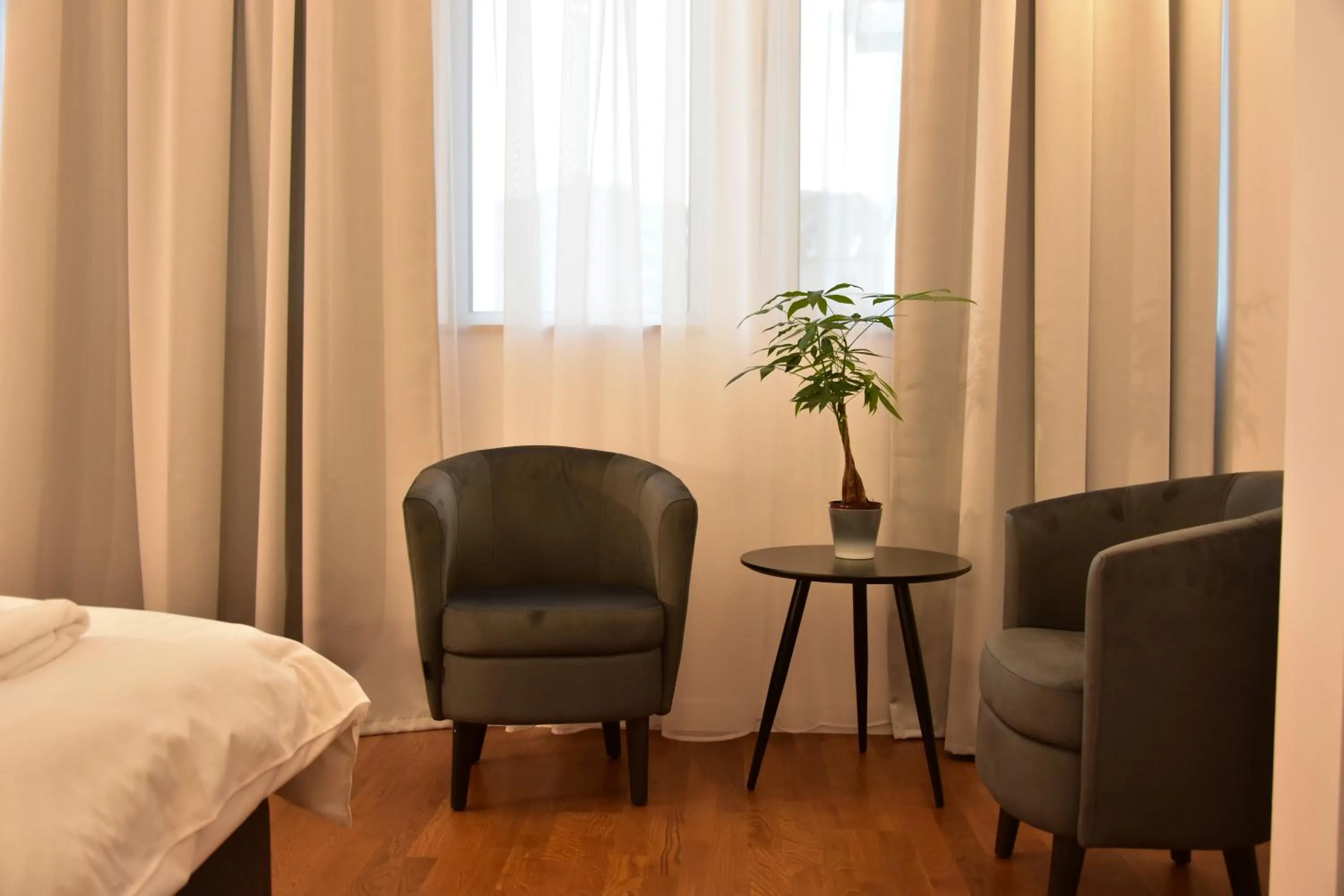 Seating area, Bed in Osten Art Hotel