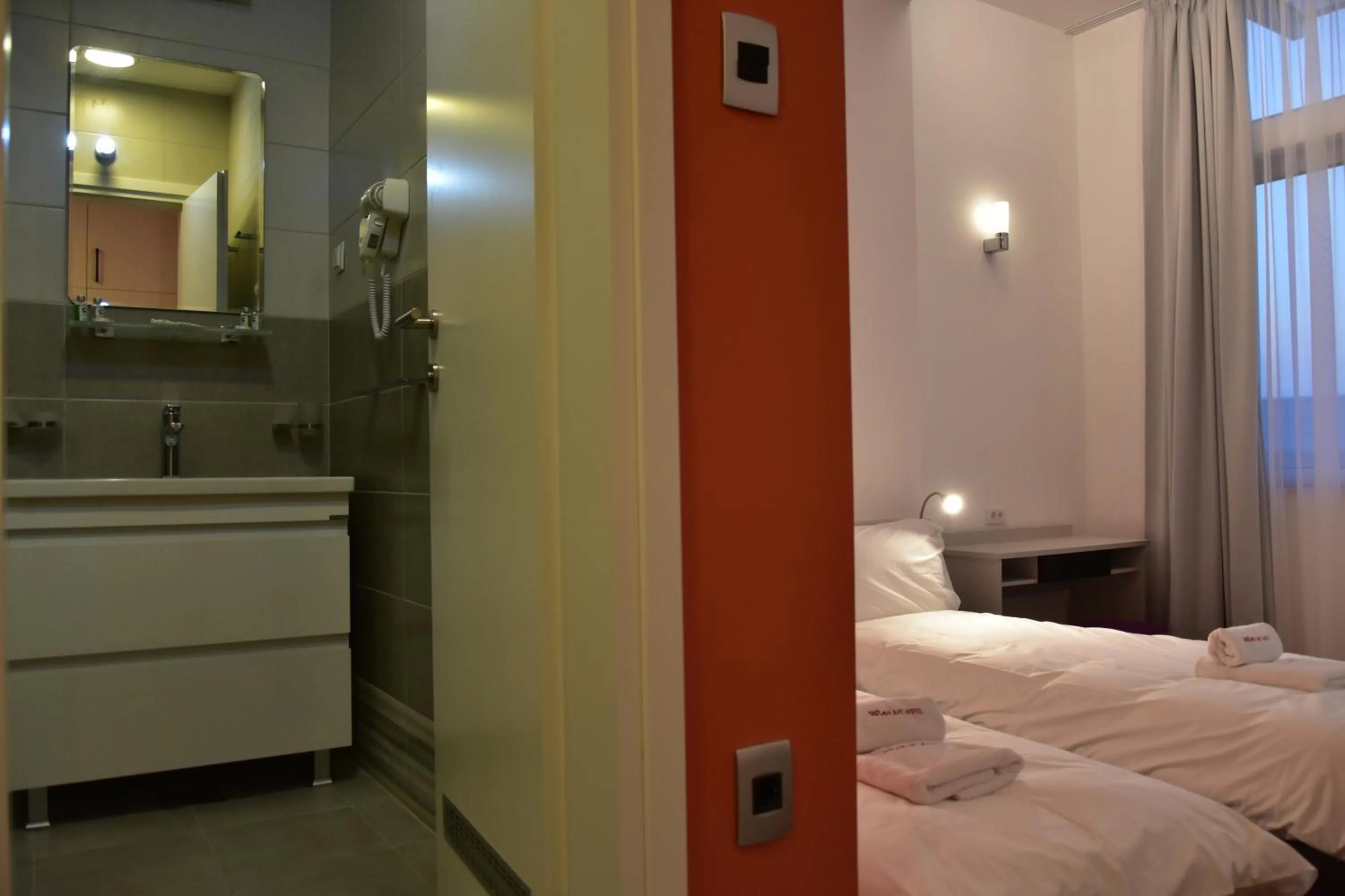 Bathroom, Bed in Osten Art Hotel