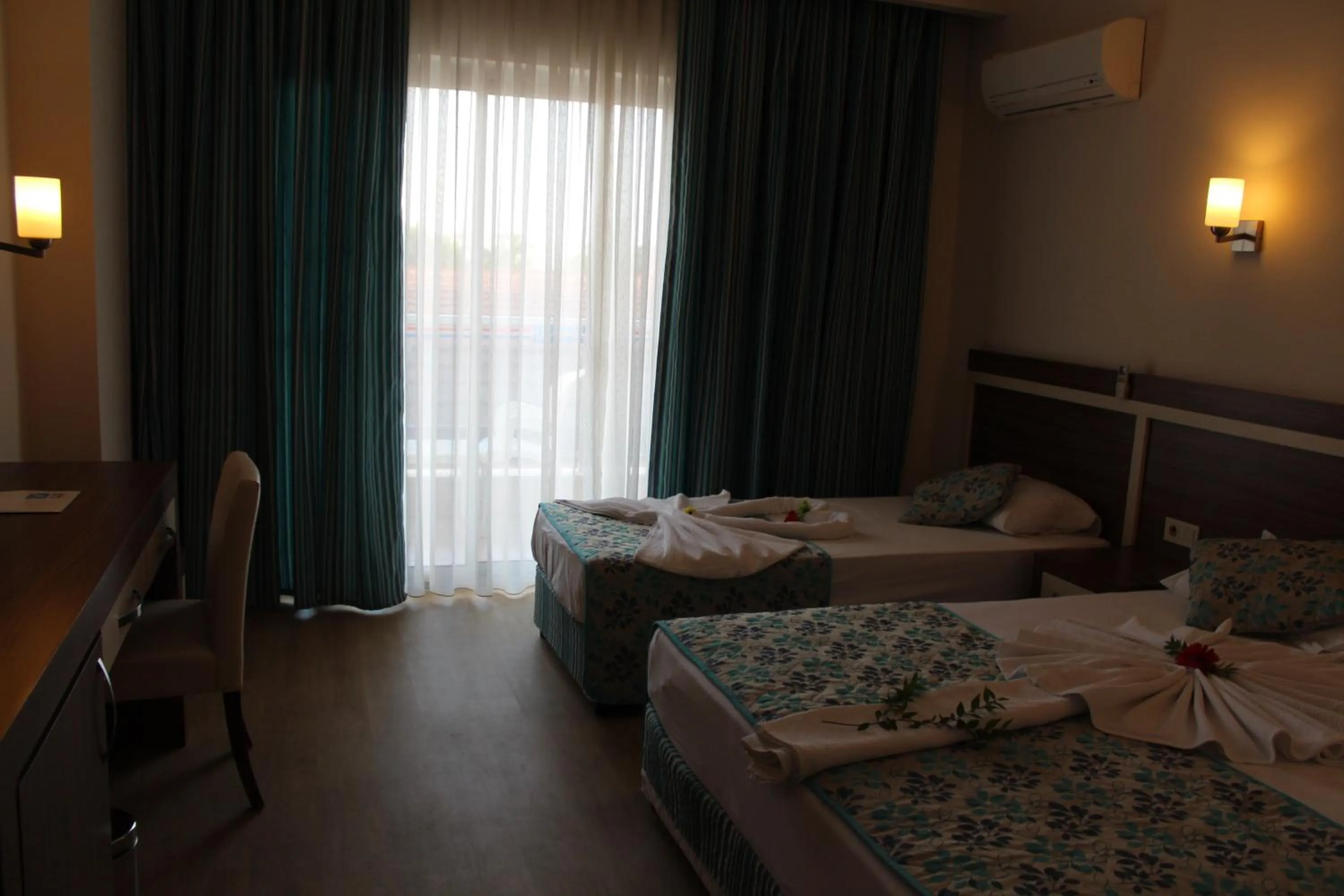 Bed in Side West Park Hotel