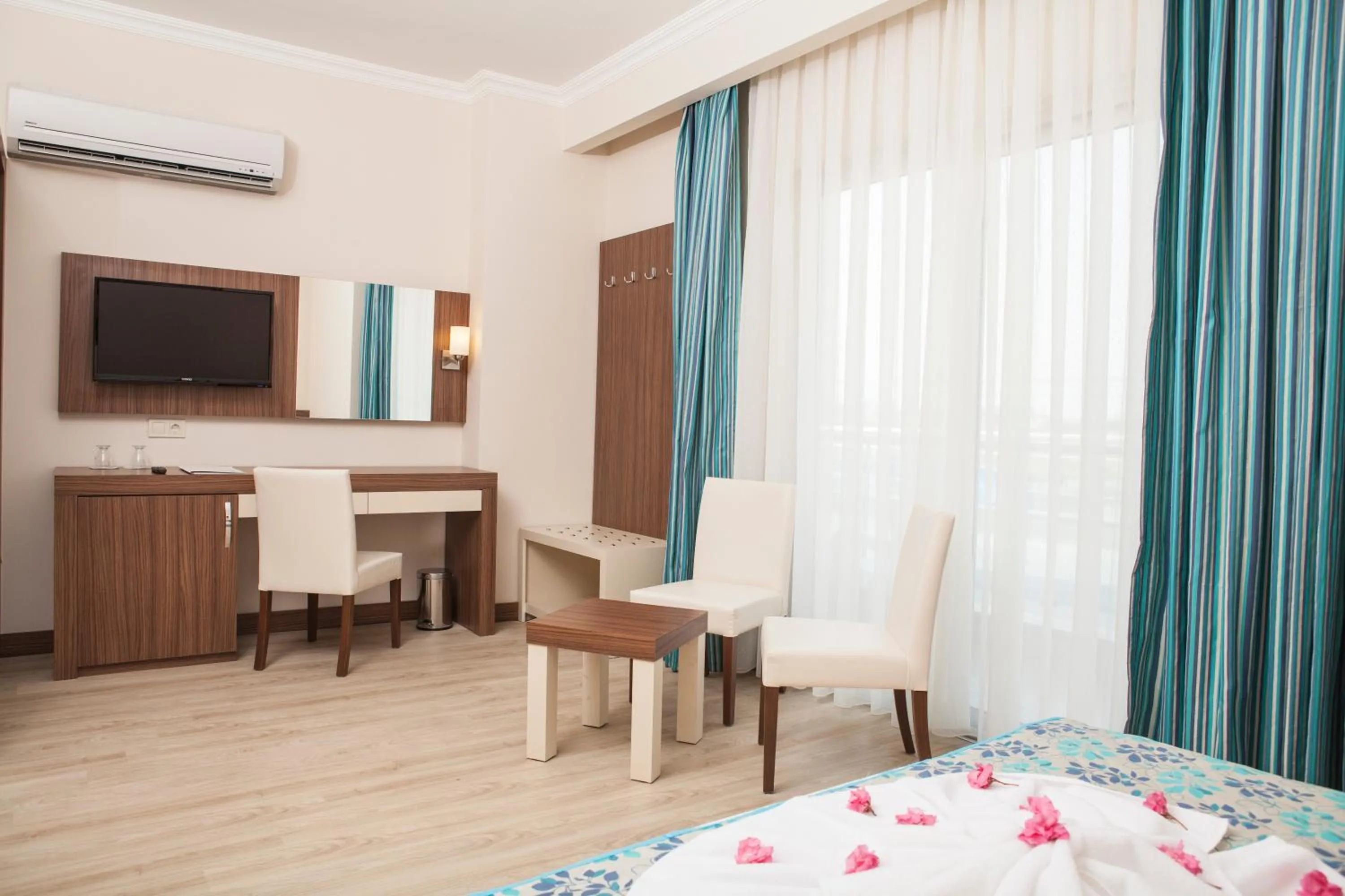 Seating area, Bed in Side West Park Hotel