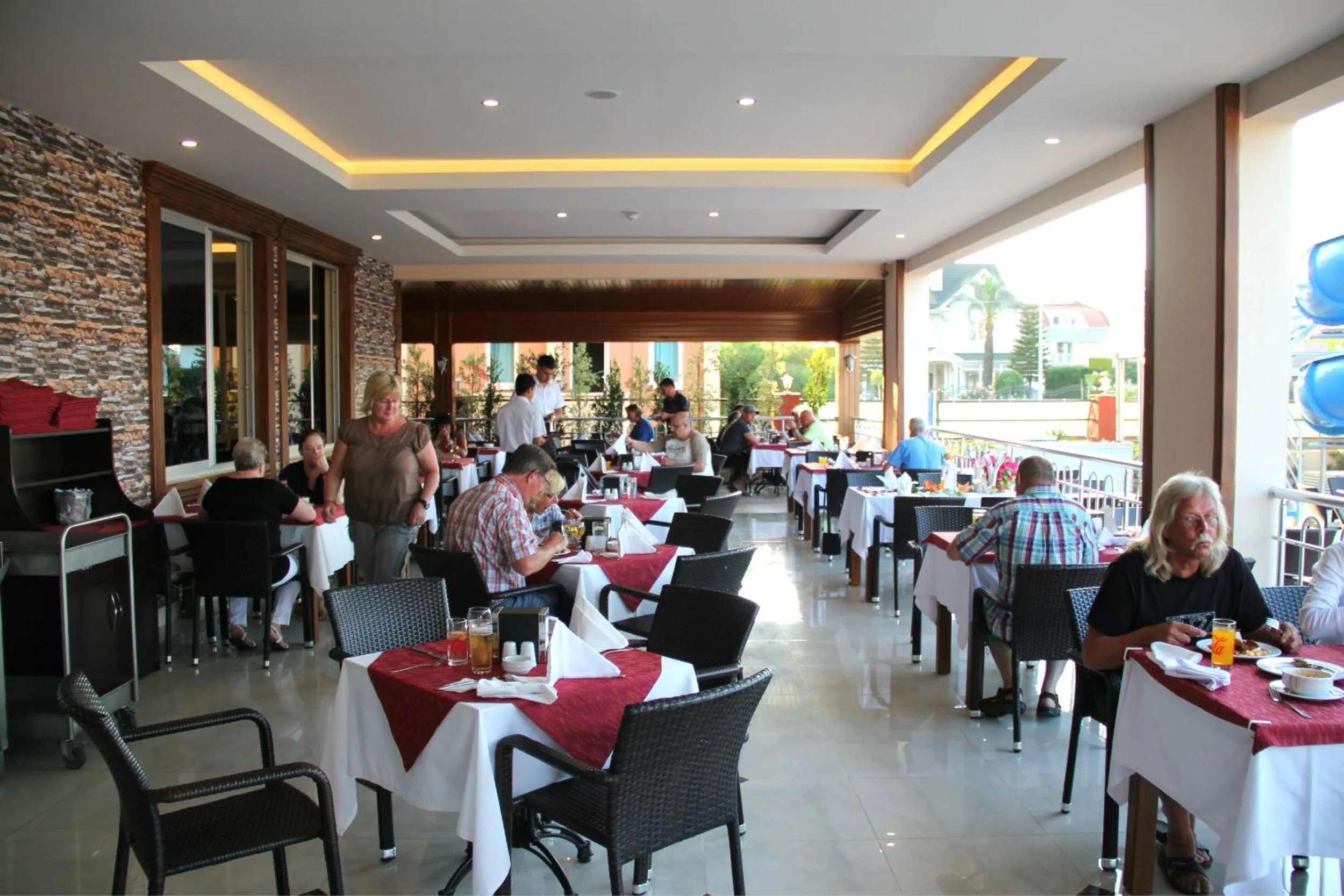 Restaurant/places to eat in Side West Park Hotel