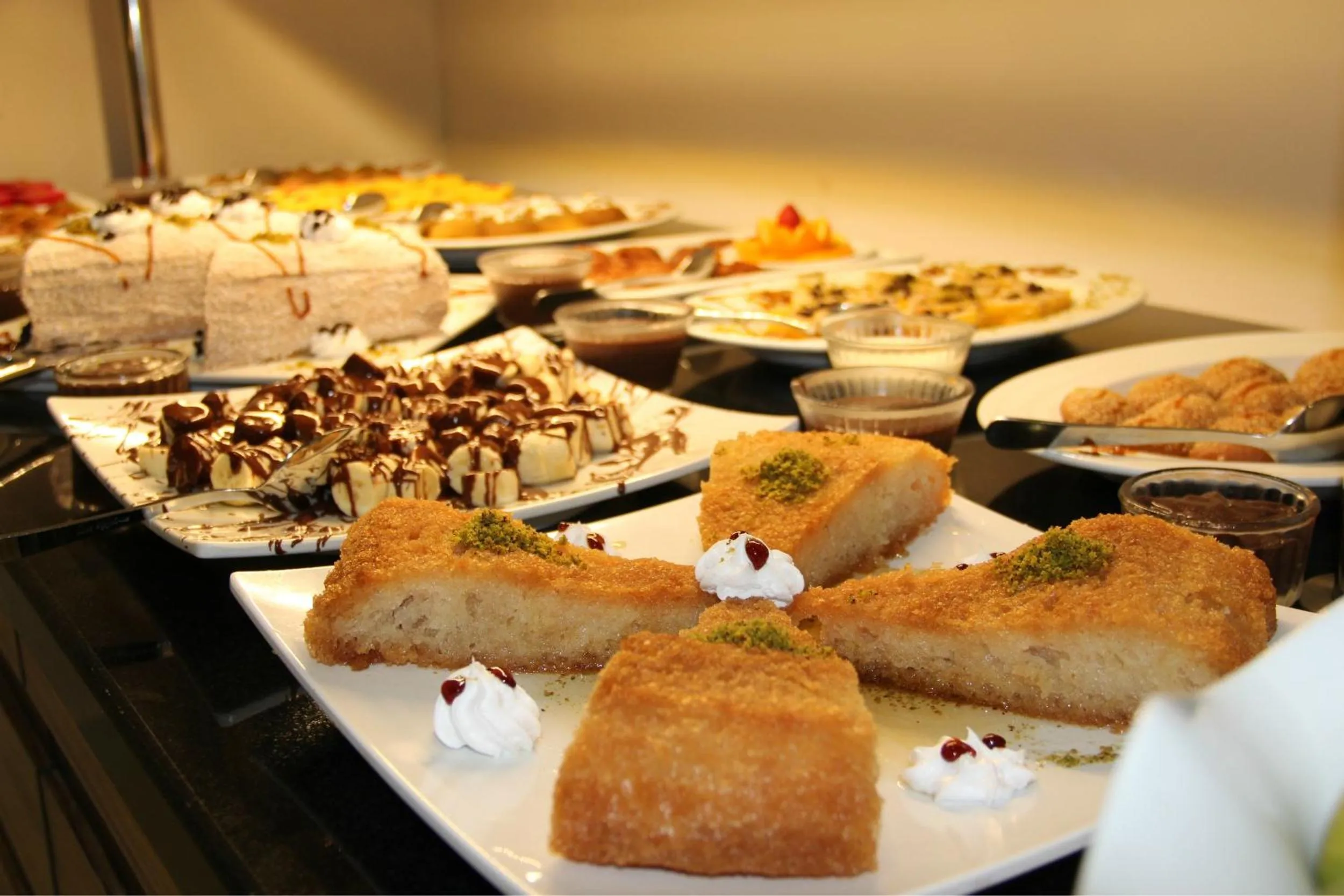 Restaurant/places to eat in Side West Park Hotel