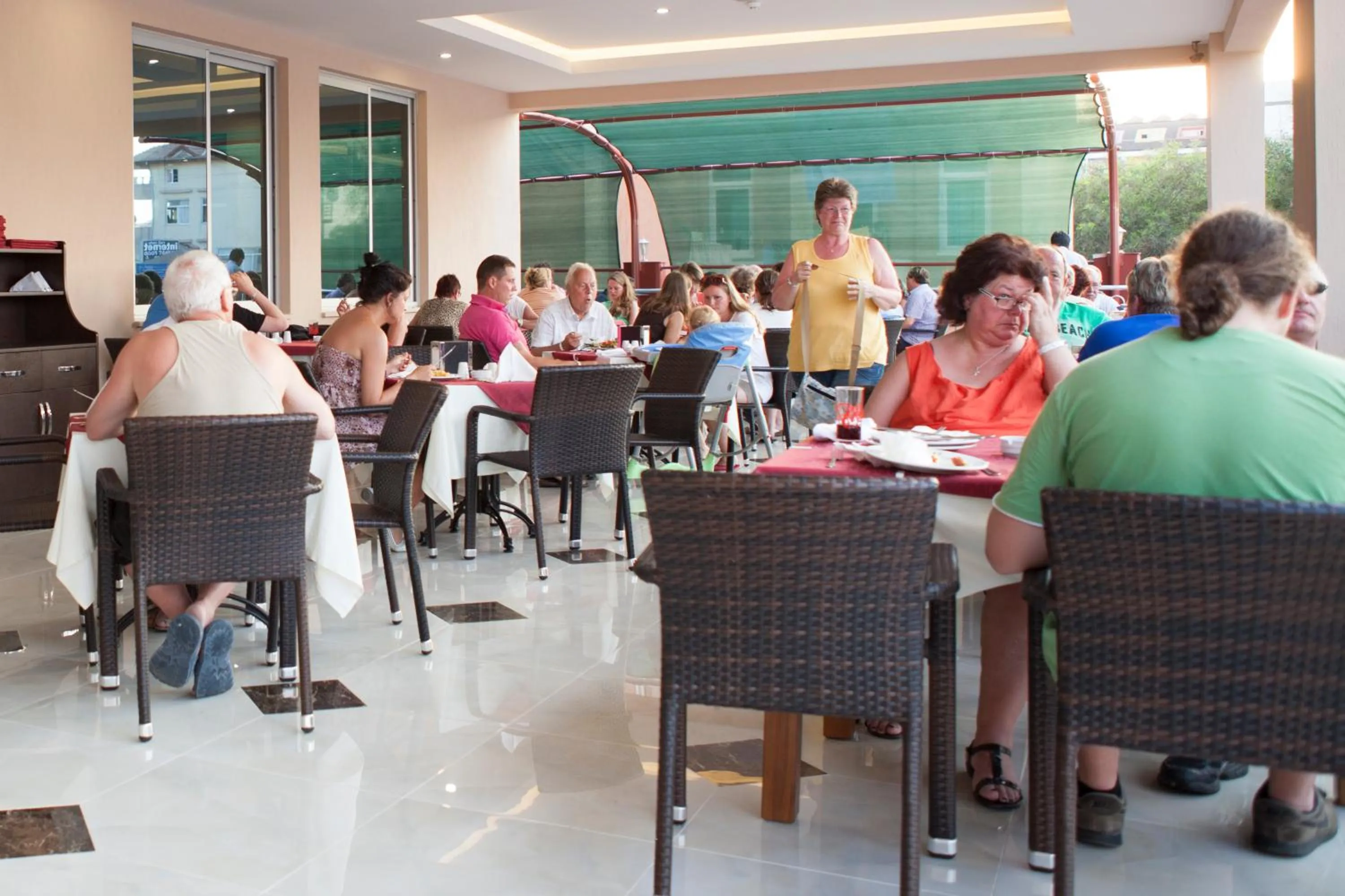 Restaurant/places to eat in Side West Park Hotel