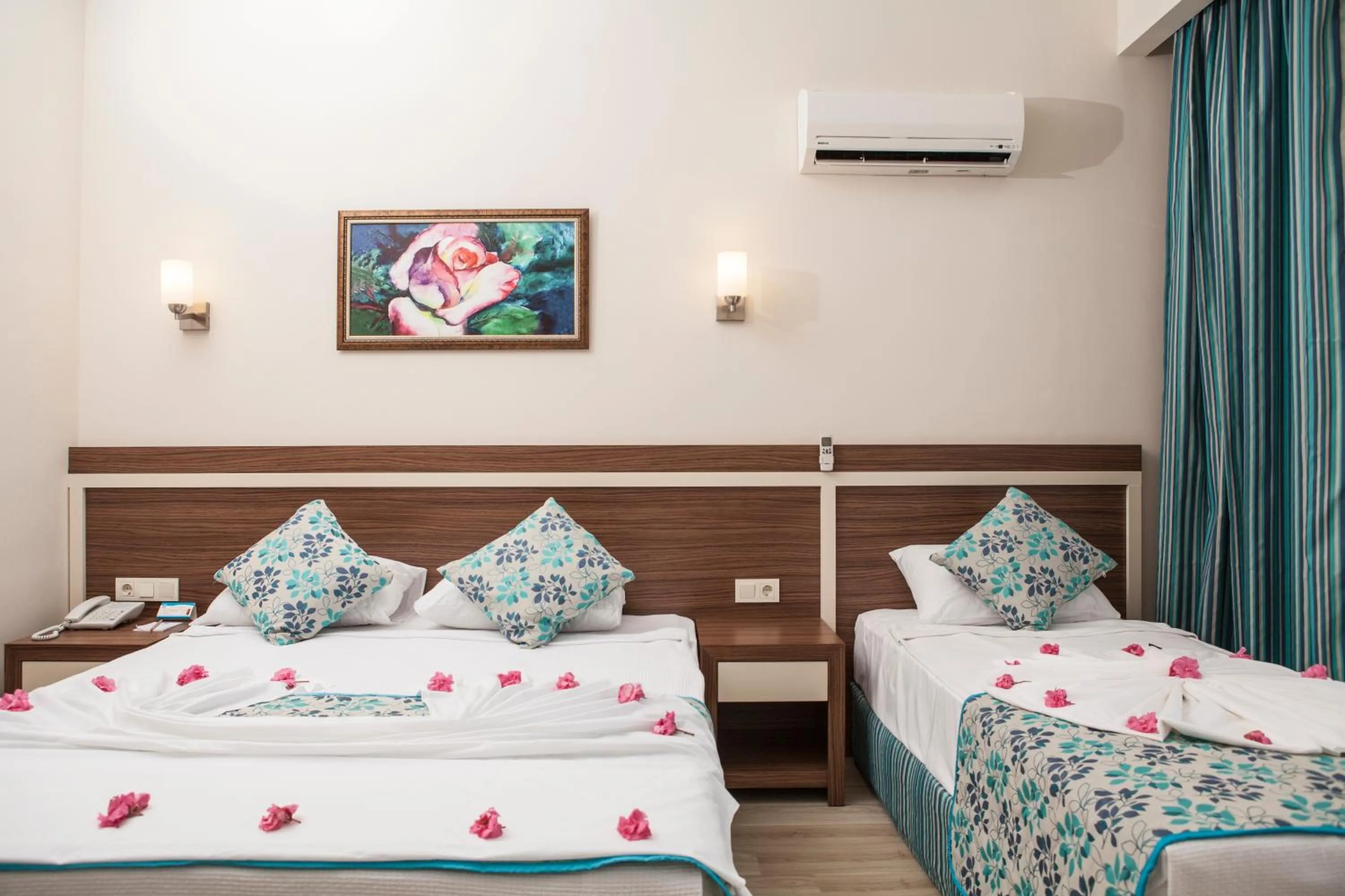 Bed in Side West Park Hotel