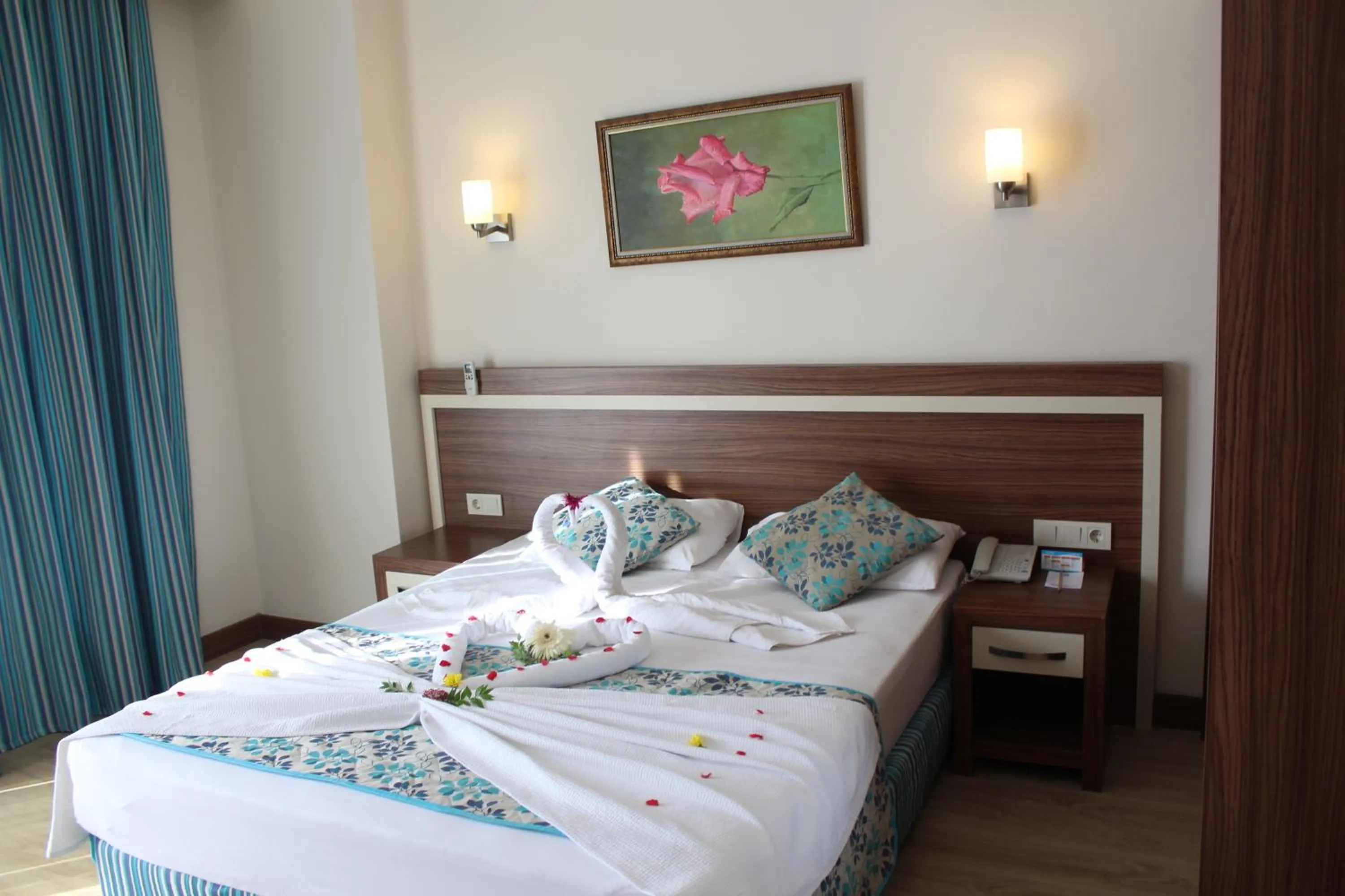 Bed in Side West Park Hotel