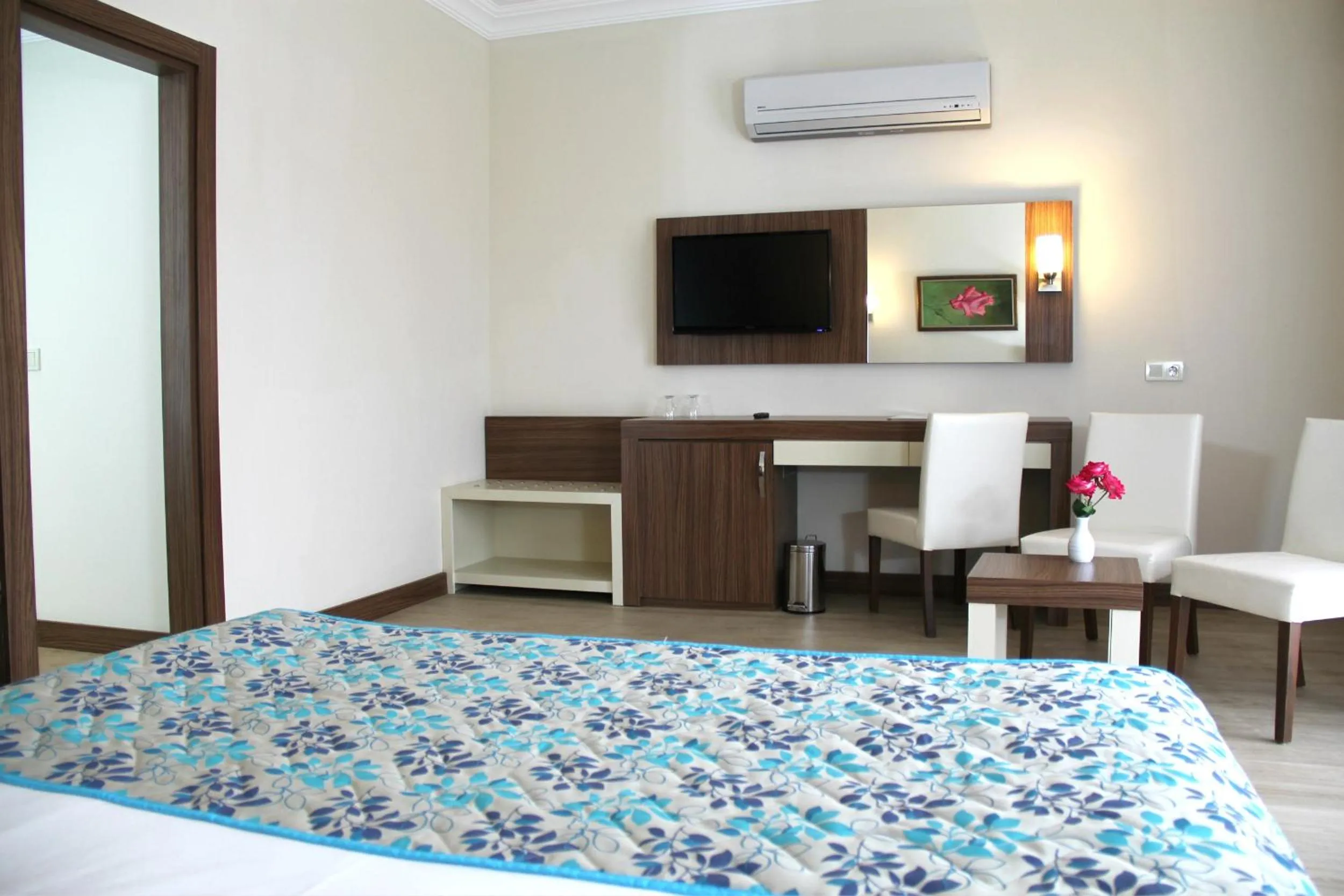 Bed in Side West Park Hotel