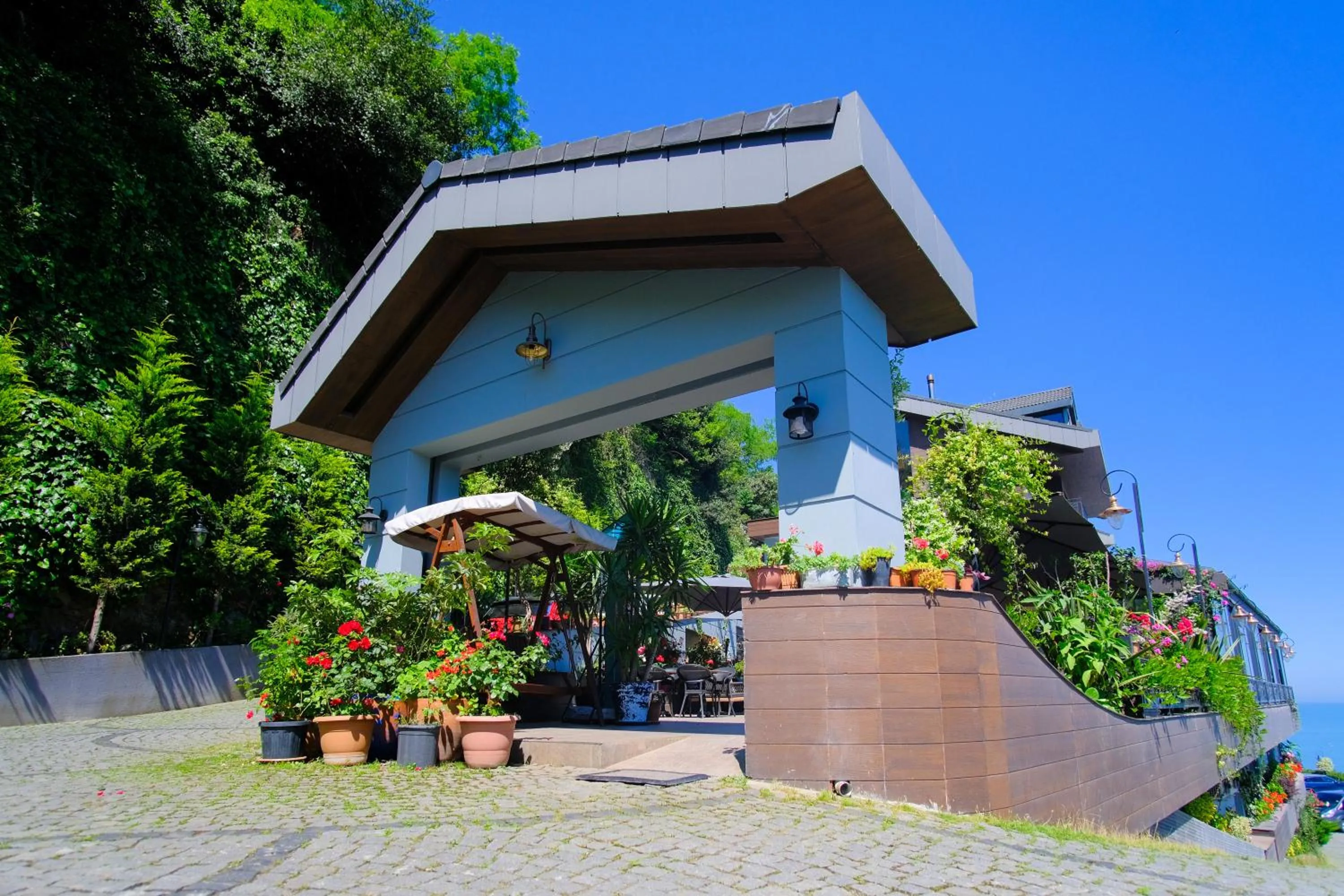 Restaurant/places to eat in Peerless Villas Hotel