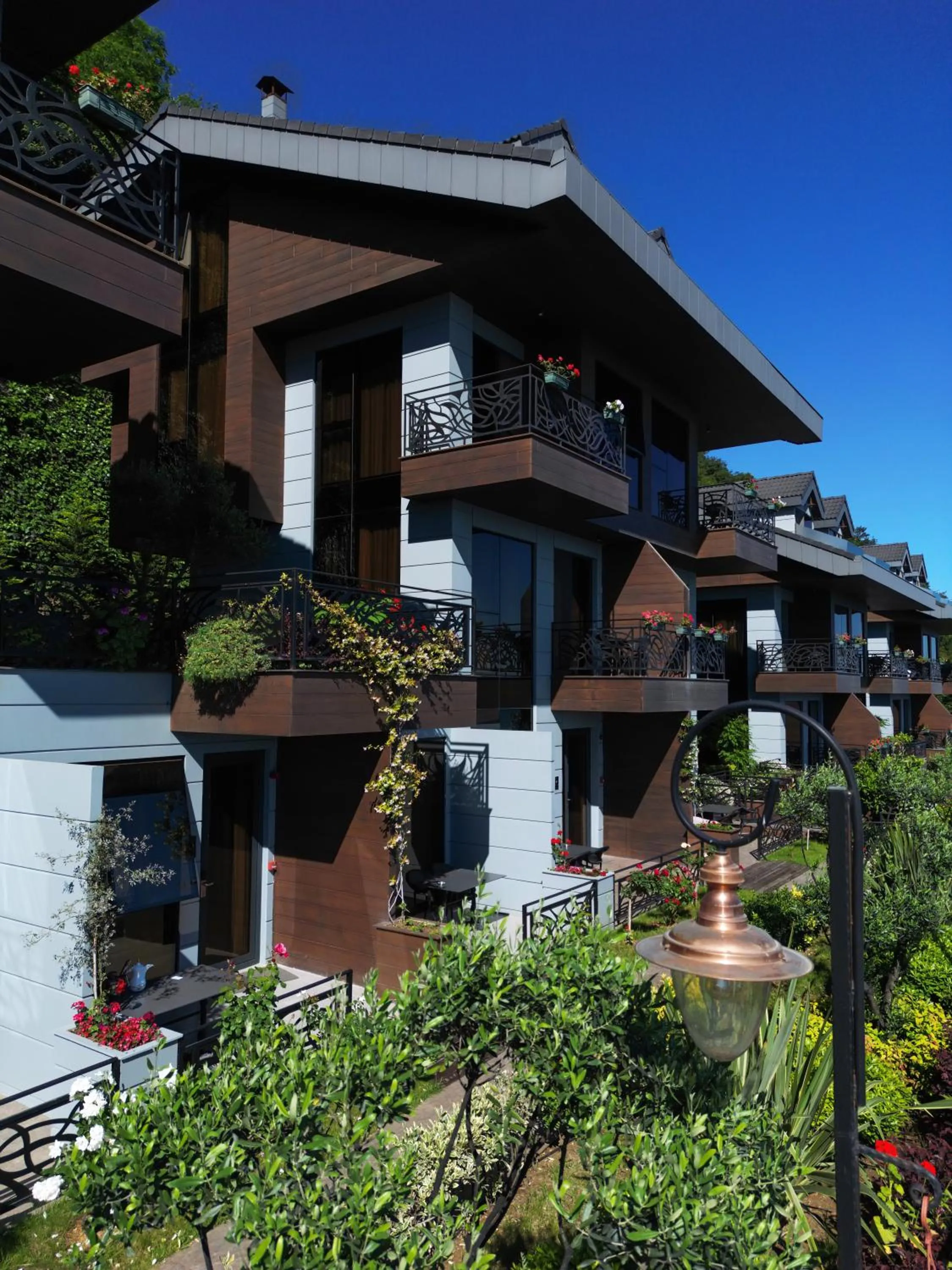 Property building in Peerless Villas Hotel