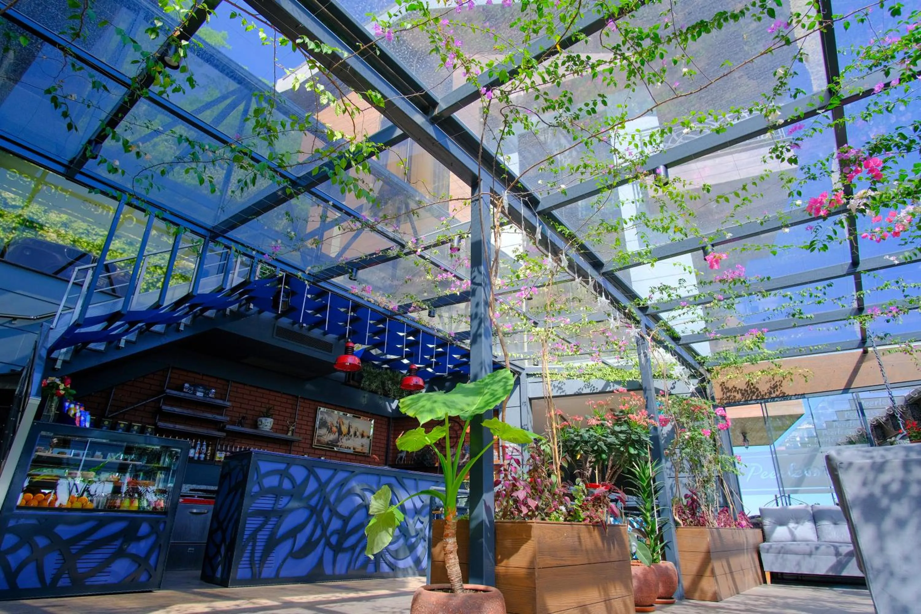 Restaurant/places to eat in Peerless Villas Hotel