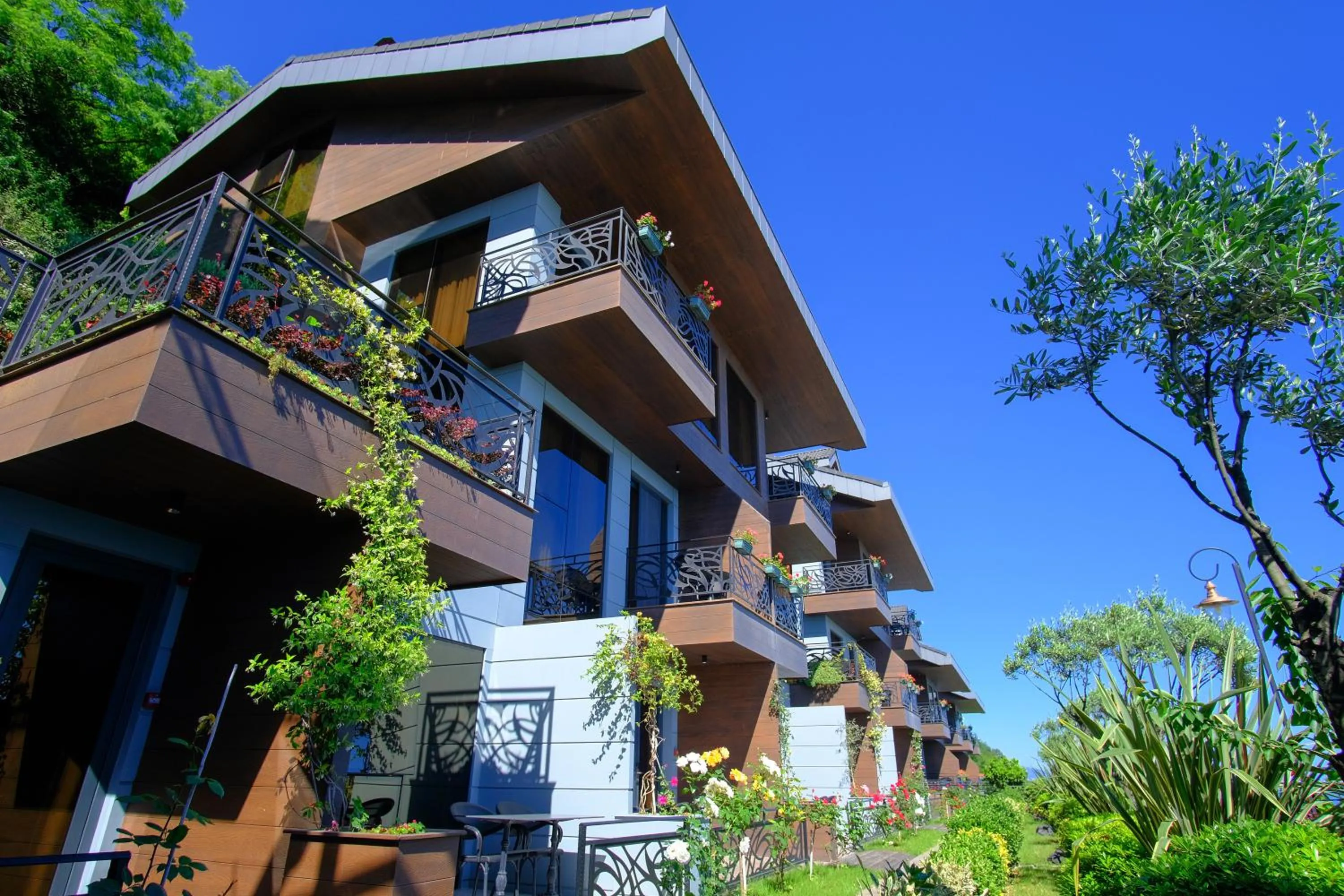 Property building in Peerless Villas Hotel