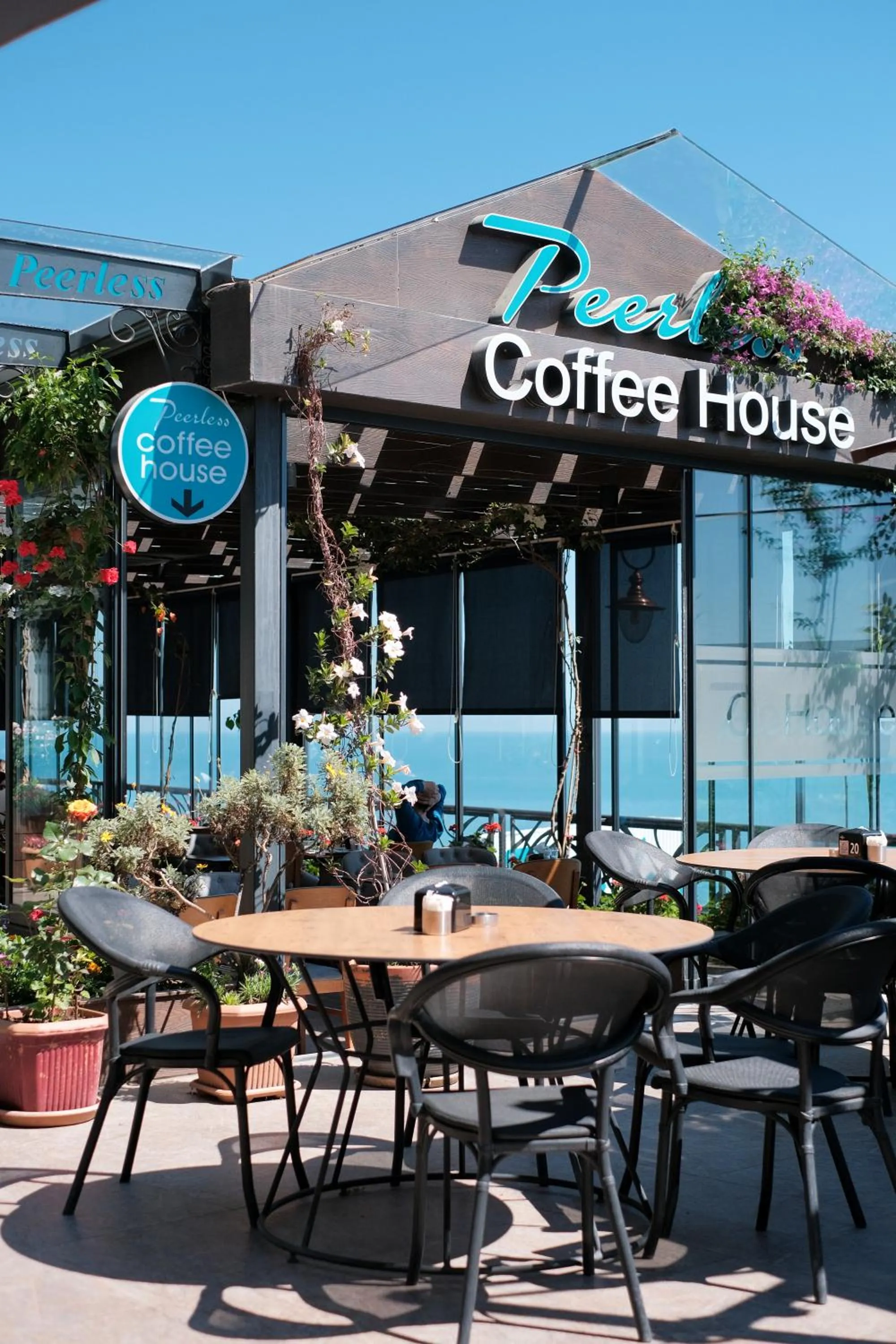 Restaurant/places to eat in Peerless Villas Hotel