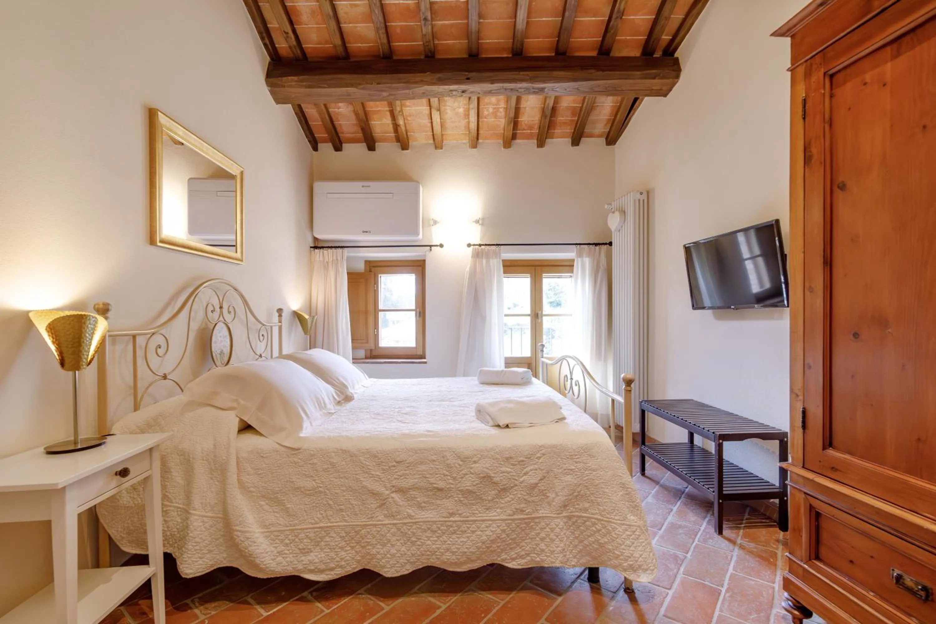 TV and multimedia, Bed in Relais La Costa Historical Residence