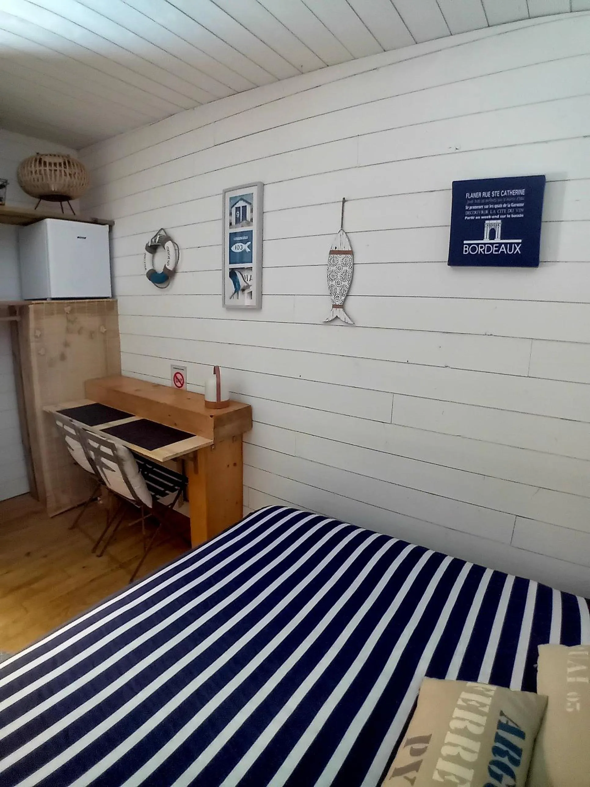 Photo of the whole room, Bed in La Cabane Bordeaux St Augustin