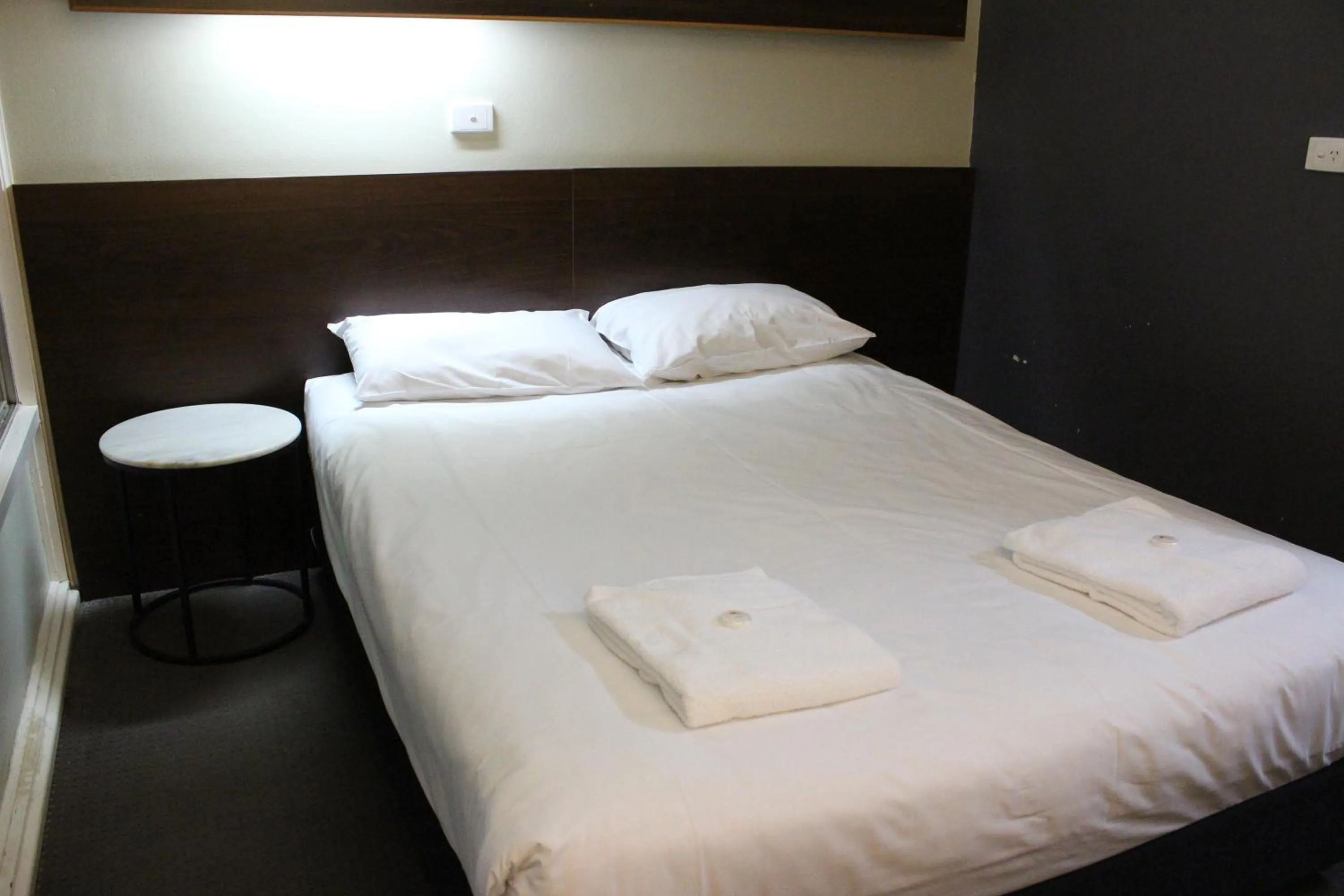 Bed in Palm and Pawn Motor Inn