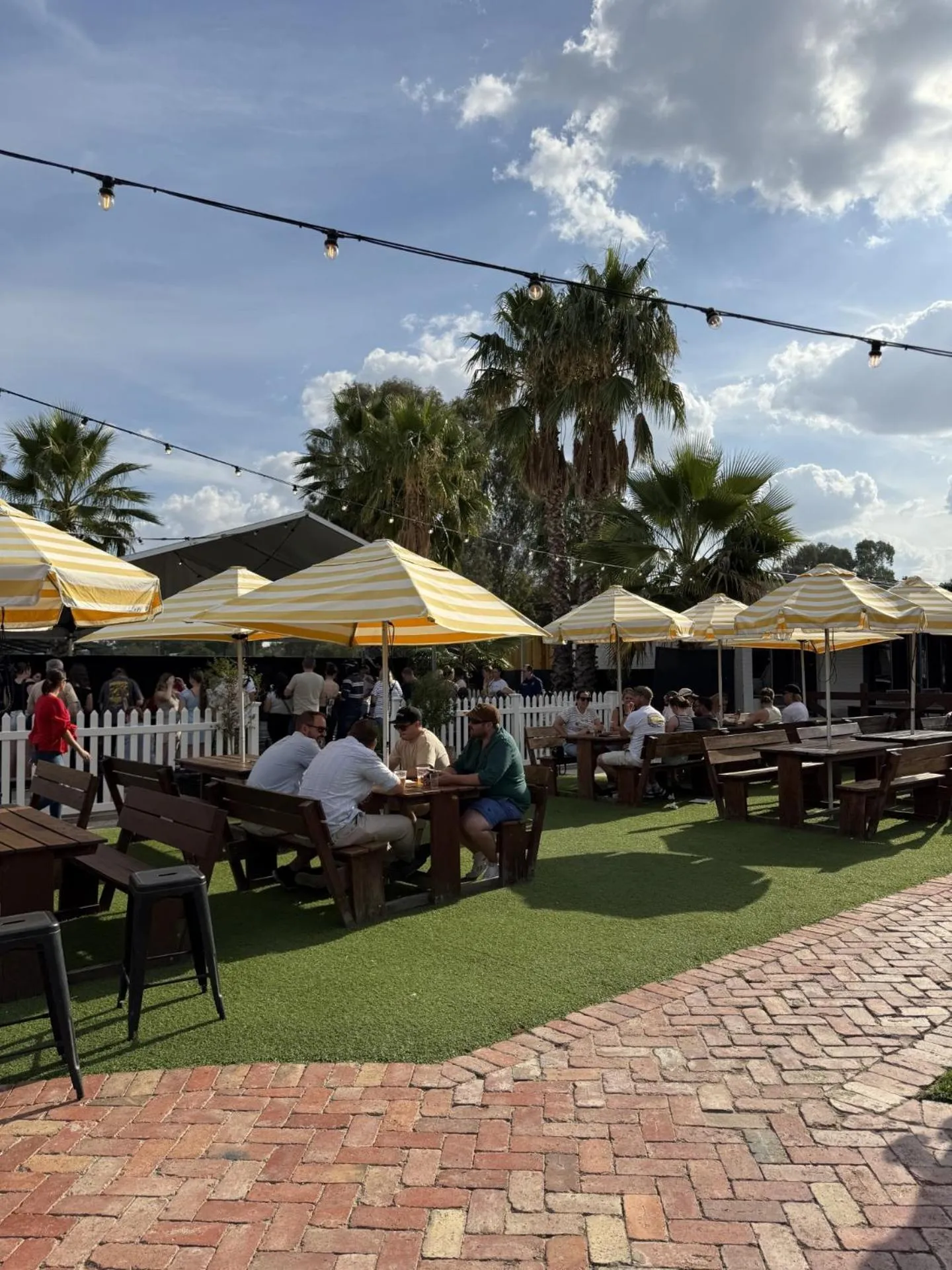 Palm and Pawn Motor Inn