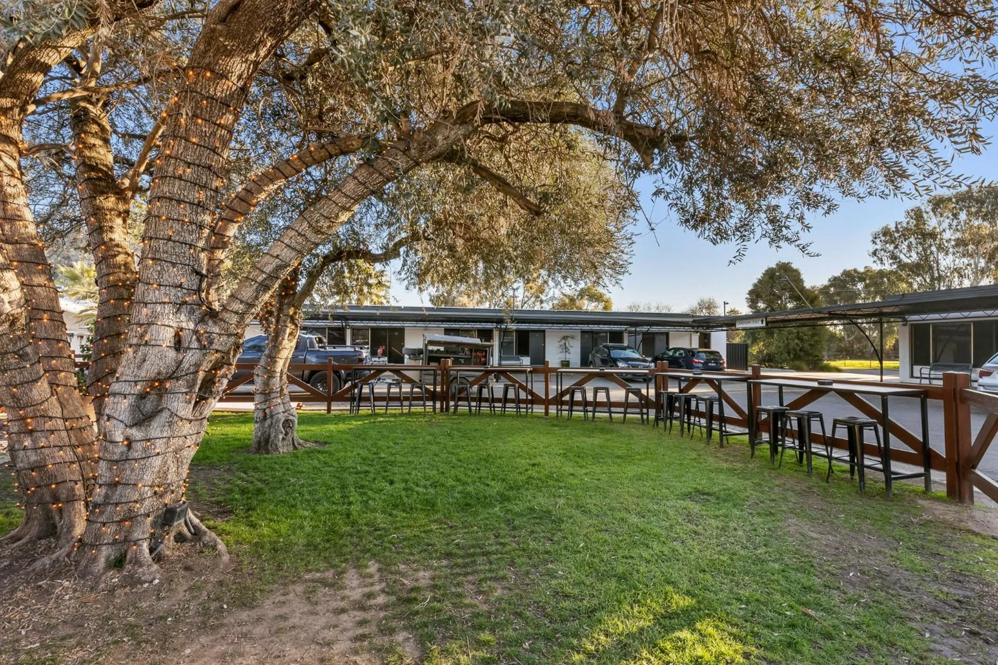 Garden view in Palm and Pawn Motor Inn