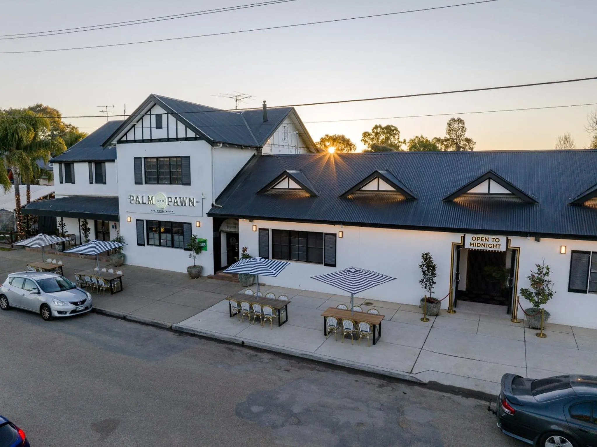 Palm and Pawn Motor Inn