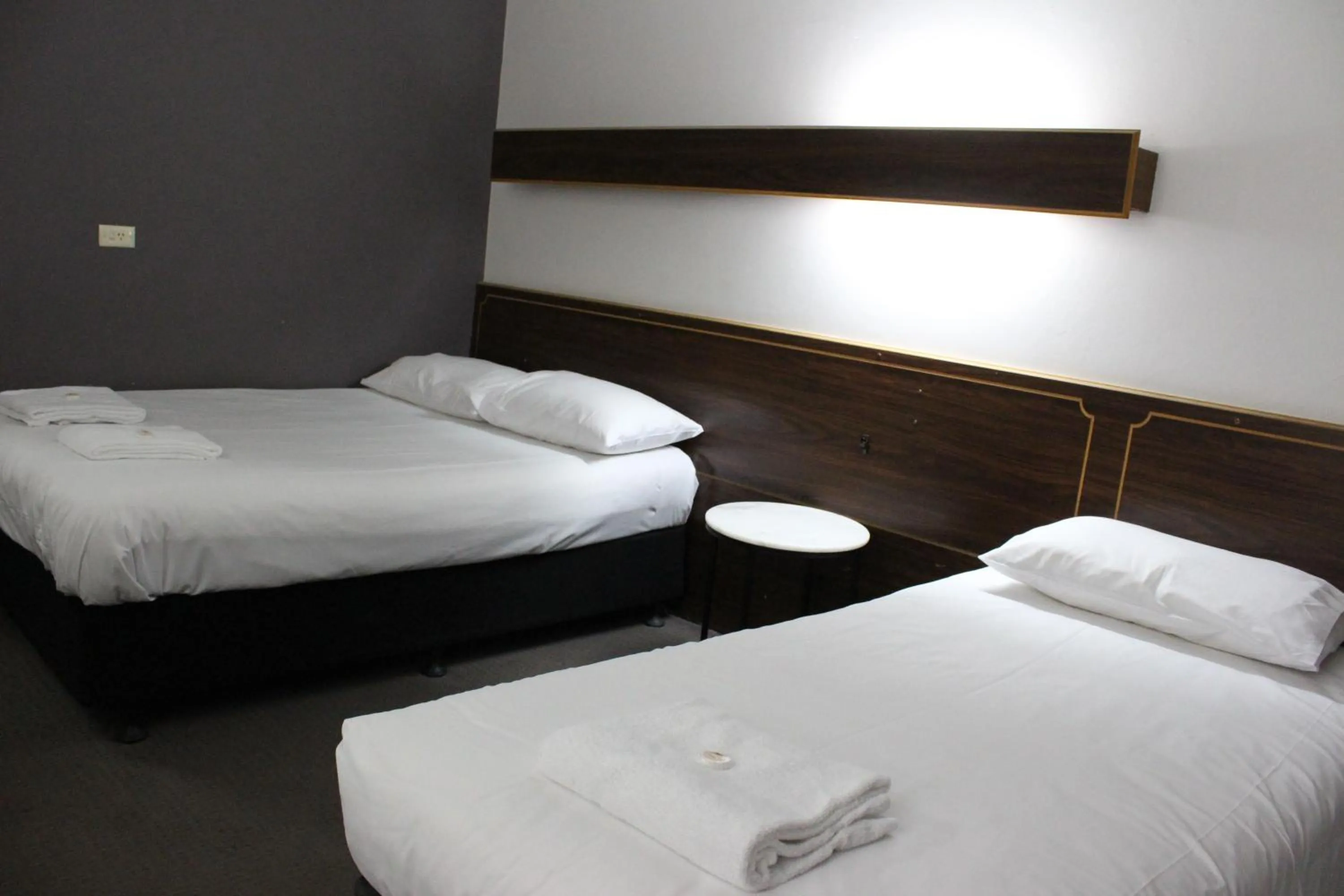 Bed in Palm and Pawn Motor Inn